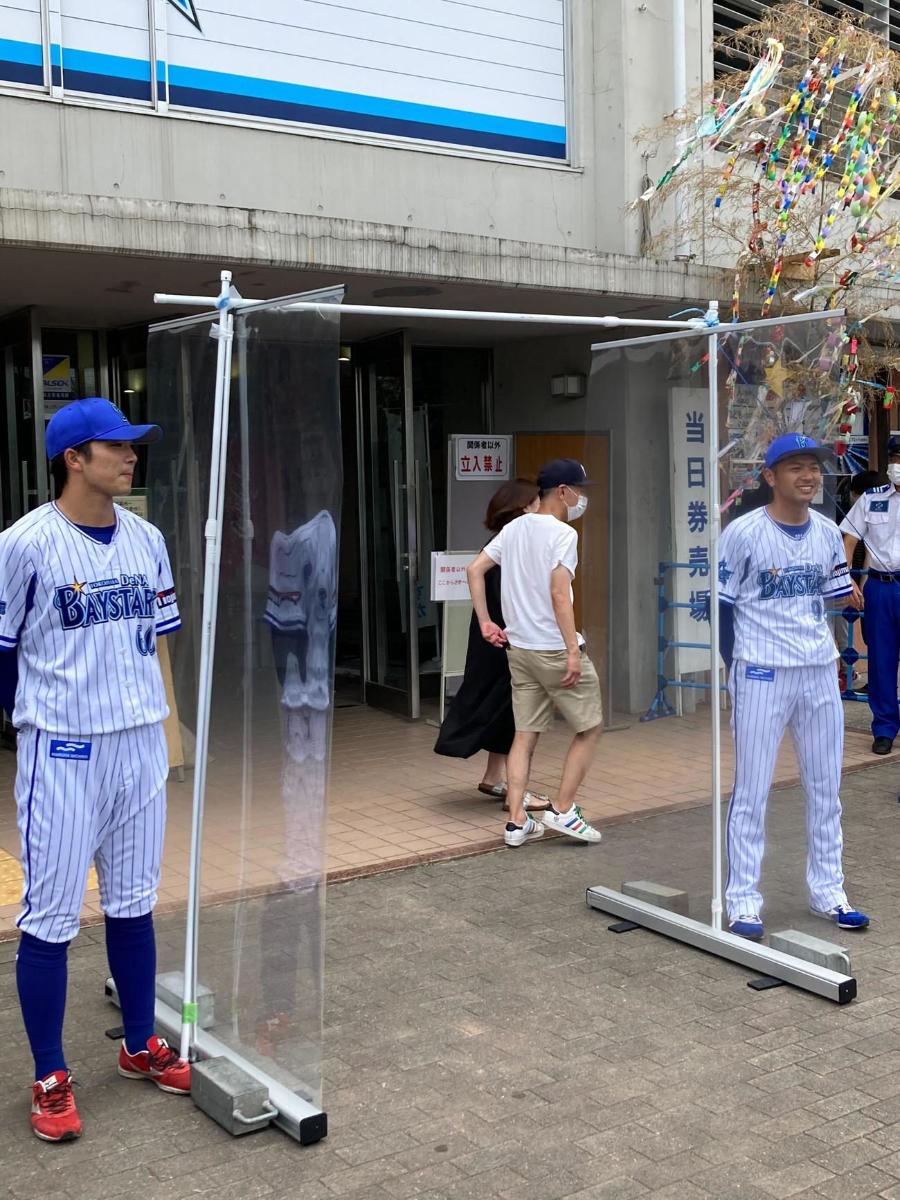 「ファームスペシャルイベント」で写真撮影会に参加したDeNA知野（左）、石川（球団提供）