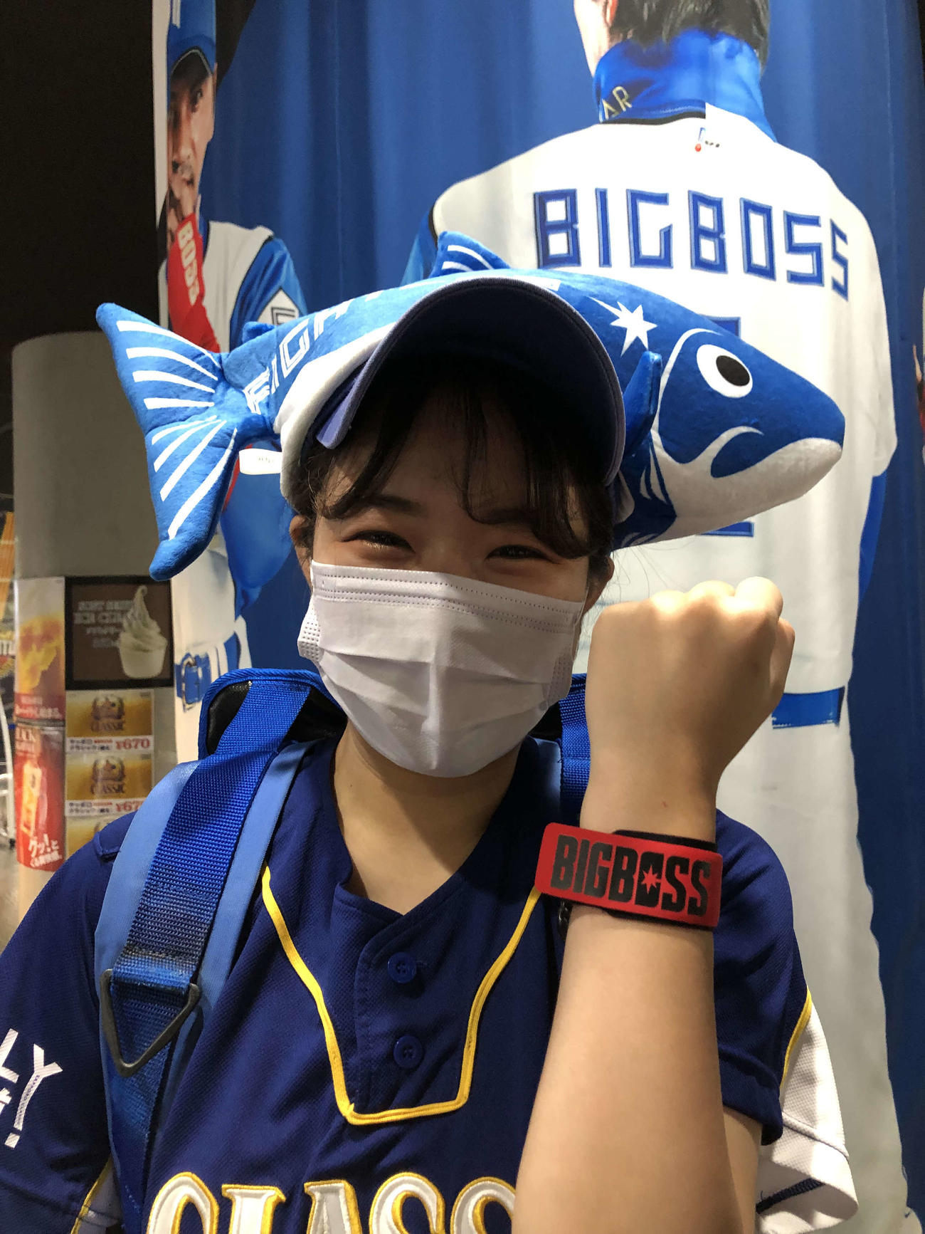 日本ハム新庄監督から売り子にプレゼントされた手首装着型除菌スプレー（撮影・保坂果那）