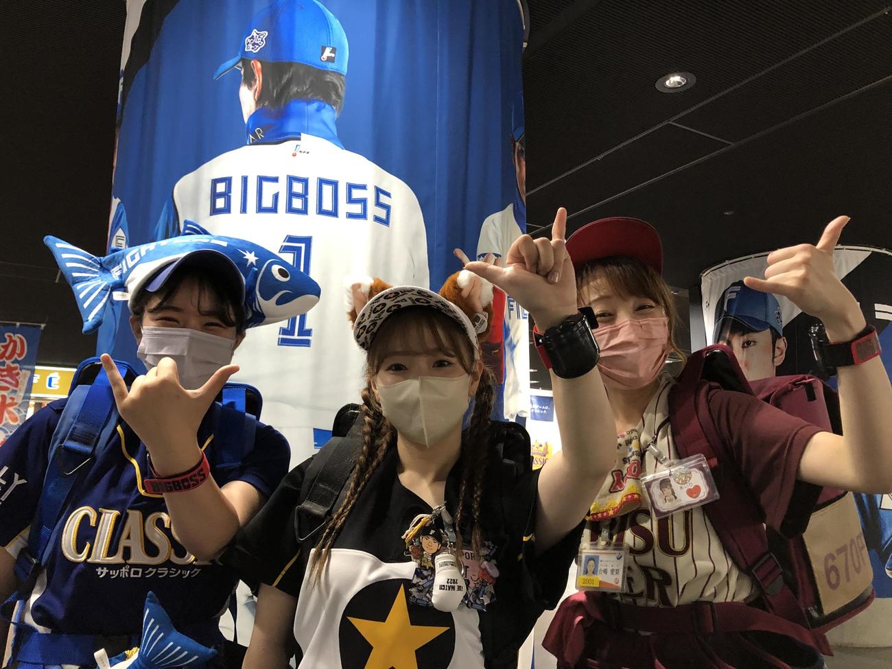 日本ハム新庄監督からプレゼントされた除菌スプレーを手首に装着する売り子（撮影・保坂果那）