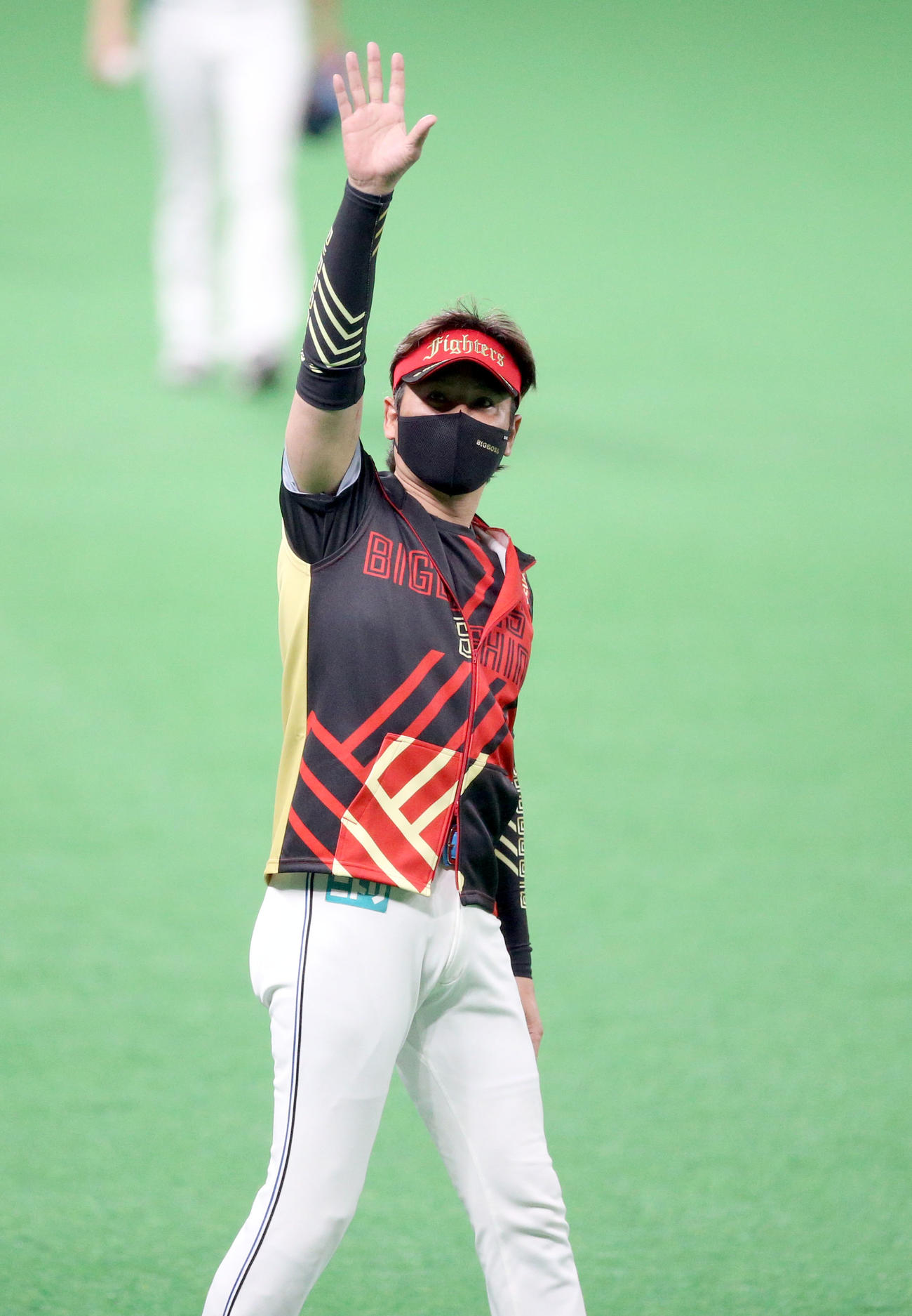 日本ハム対ソフトバンク　スタンド応援席に向かって手を振る新庄監督（撮影・佐藤翔太）