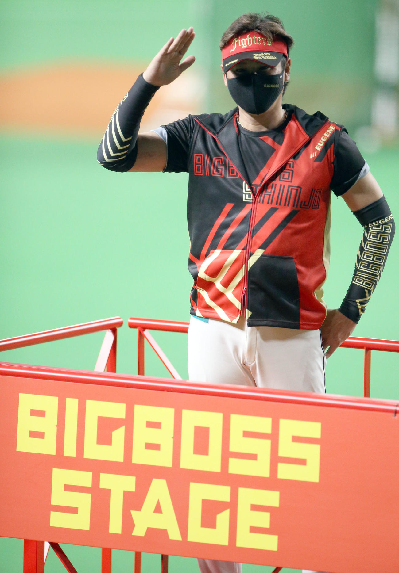 日本ハム対ソフトバンク　BIGBOSSステージでポーズを決める新庄監督（撮影・佐藤翔太）