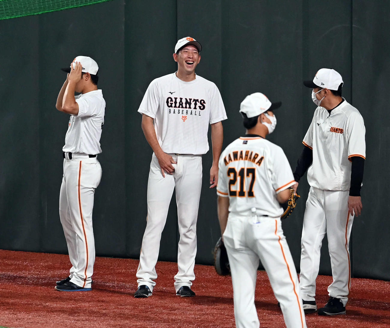 巨人対阪神　練習中、笑顔を見せる巨人戸郷（撮影・たえ見朱実）