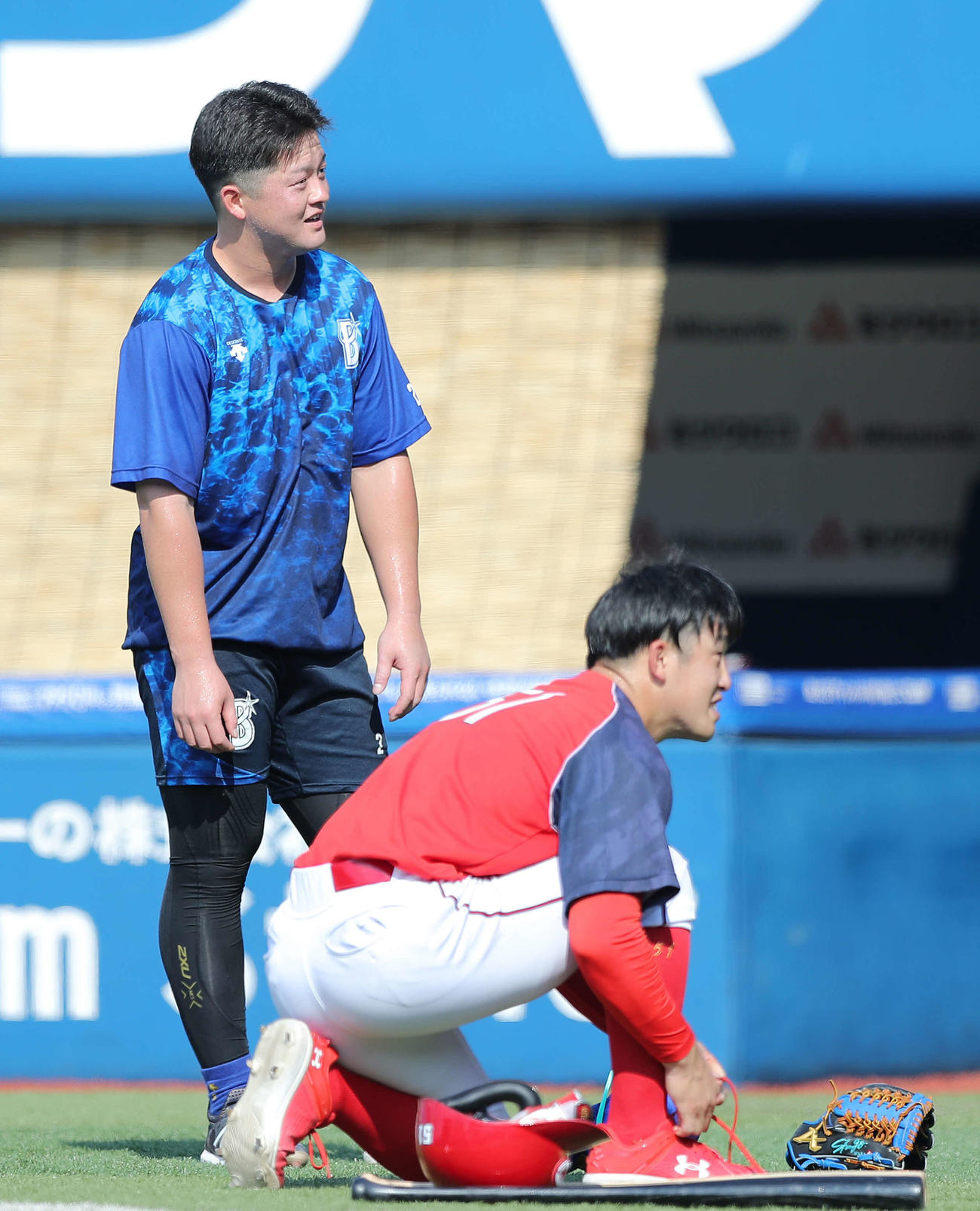 DeNA対広島　試合前、言葉を交わすDeNA牧（左）と広島小園（撮影・河田真司）