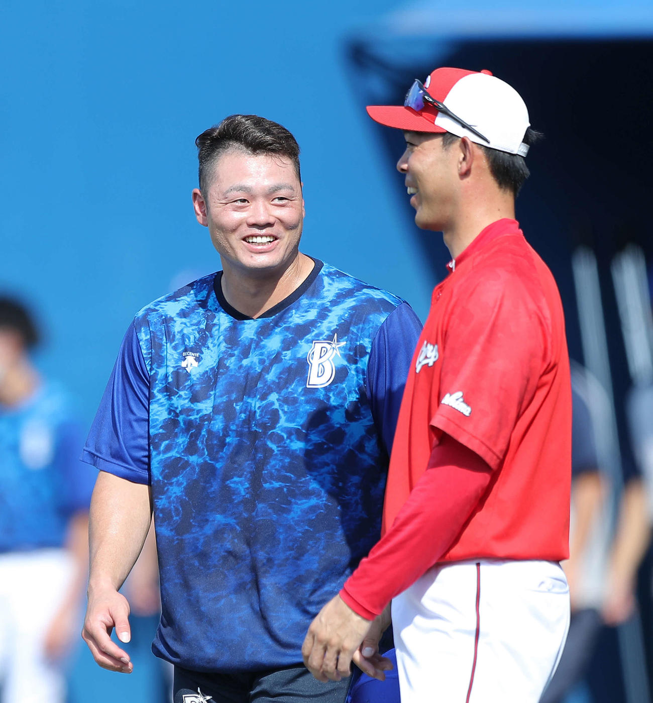 DeNA対広島　試合前、言葉を交わすDeNA細川（左）と広島秋山（撮影・河田真司）