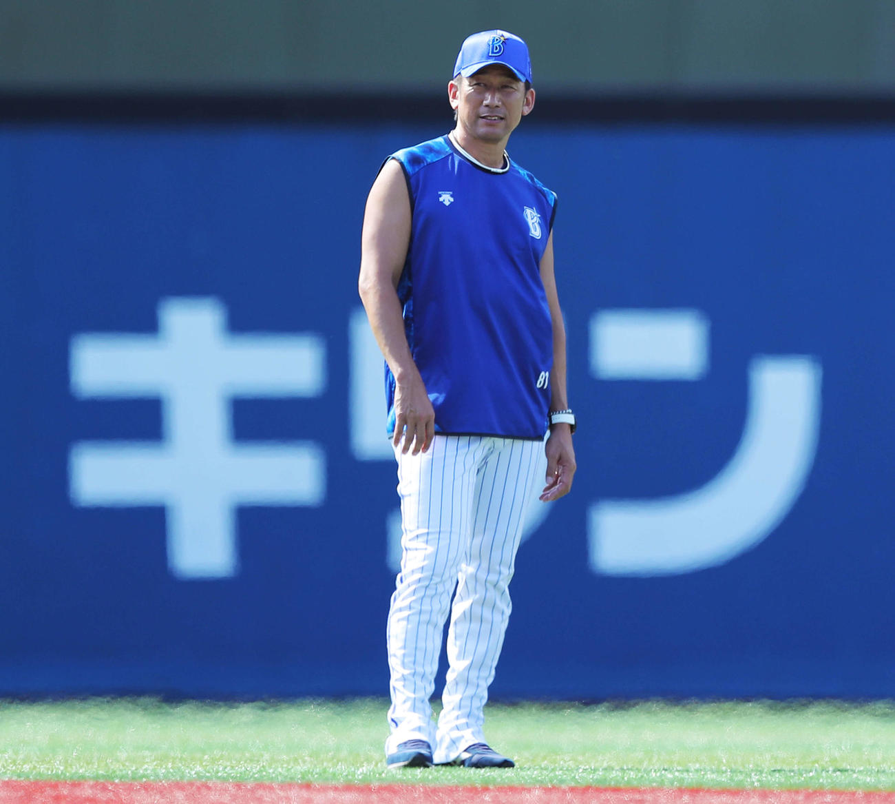 DeNA対広島　試合前を見るDeNA三浦大輔監督（撮影・河田真司）