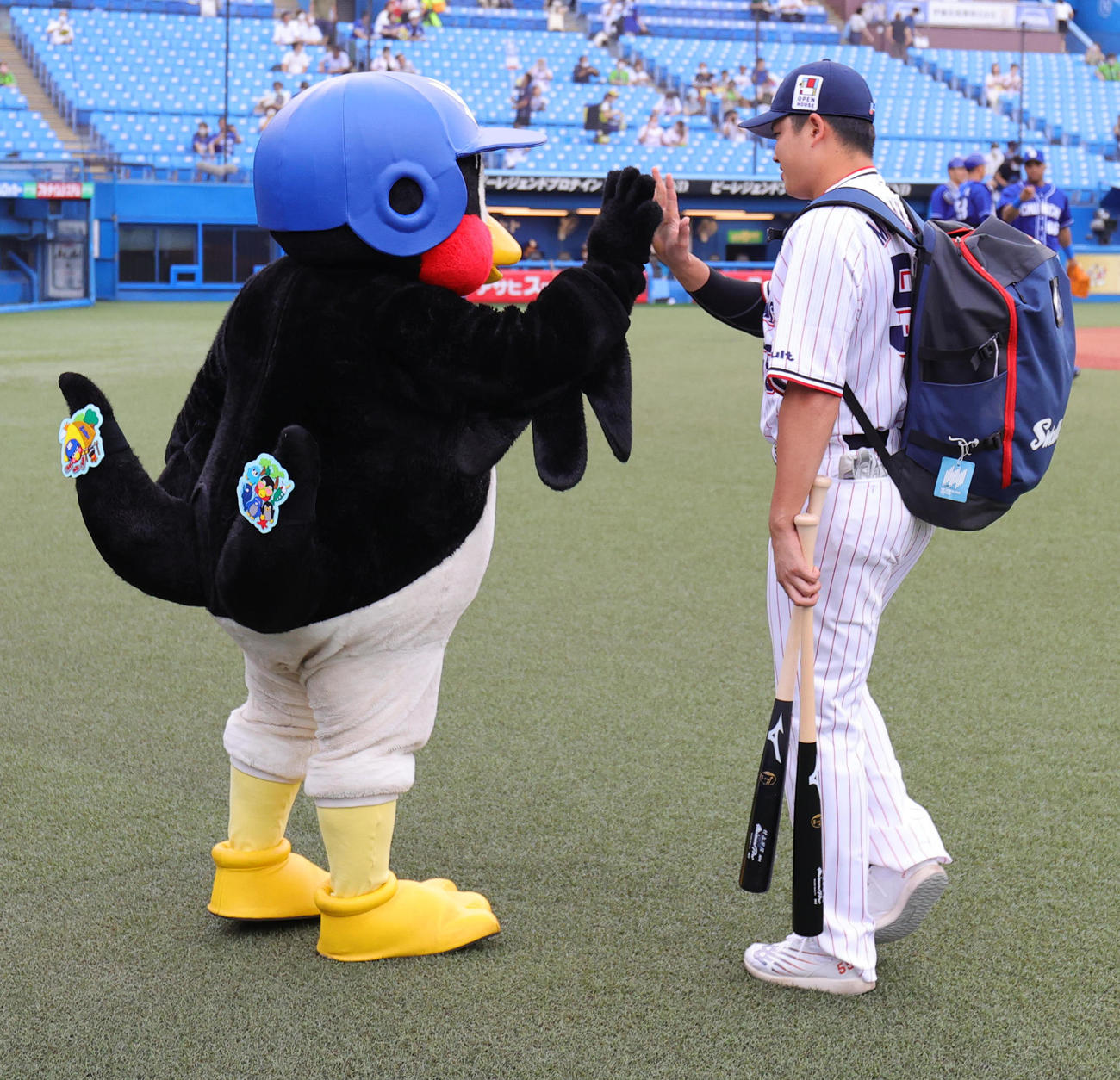 新型コロナウイルス感染から回復し、復帰したつば九郎は村上と再会を喜びあう（撮影・野上伸悟）