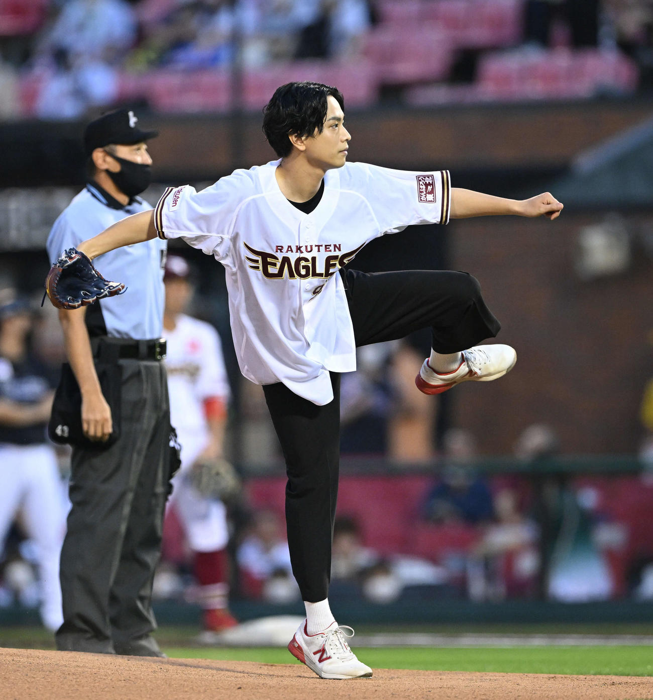 楽天対ロッテ　始球式で投球する黒羽麻璃央（撮影・滝沢徹郎）