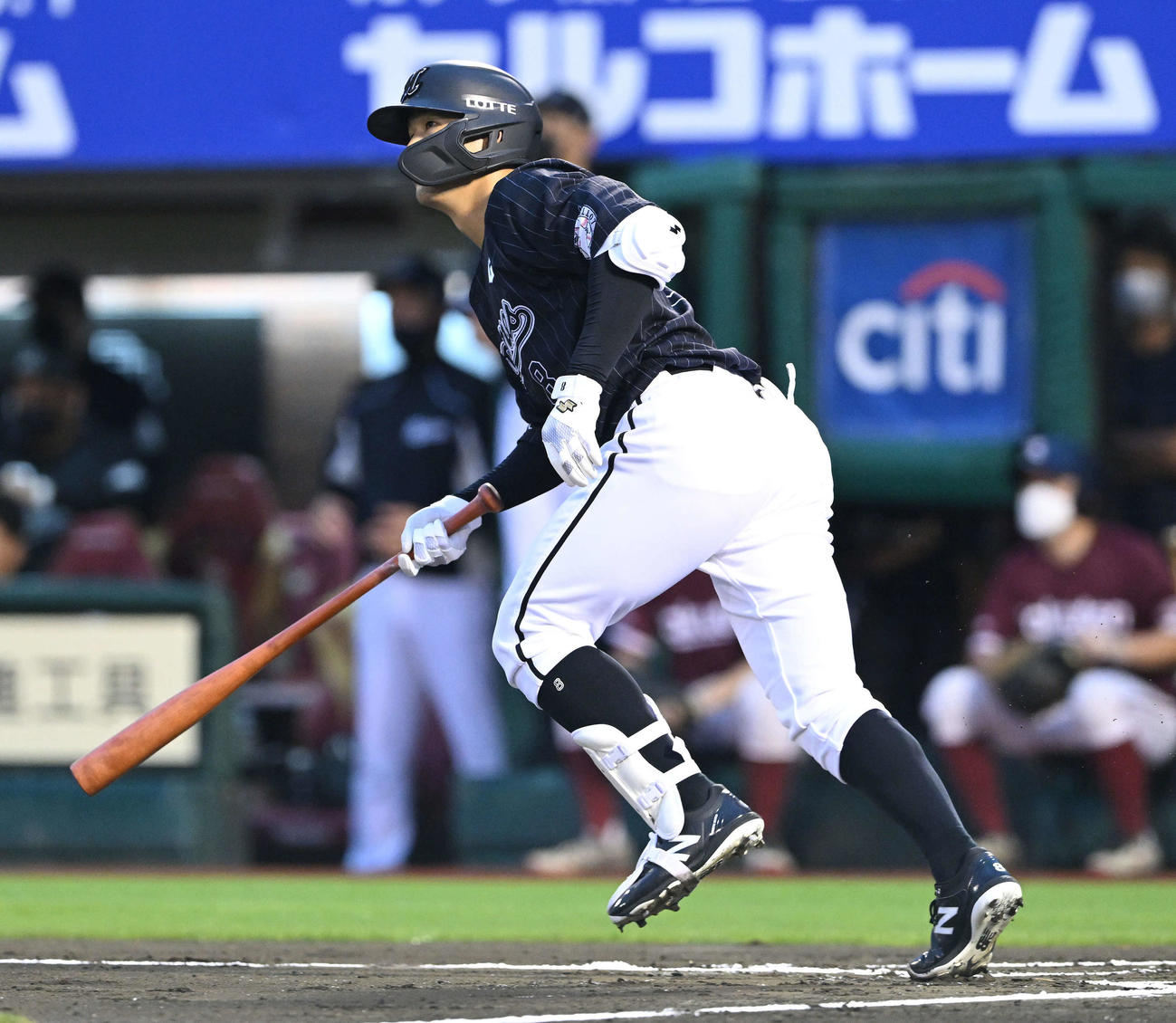 楽天対ロッテ　1回表ロッテ無死一、三塁、中村奨は左前適時打を放つ（撮影・滝沢徹郎）