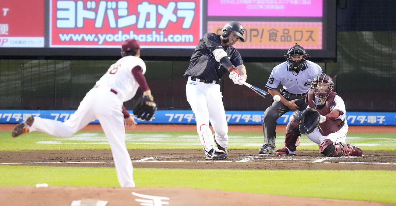 楽天対ロッテ　1回表ロッテ1死一、二塁、中前適時打を放つ安田。投手辛島（撮影・鈴木みどり）