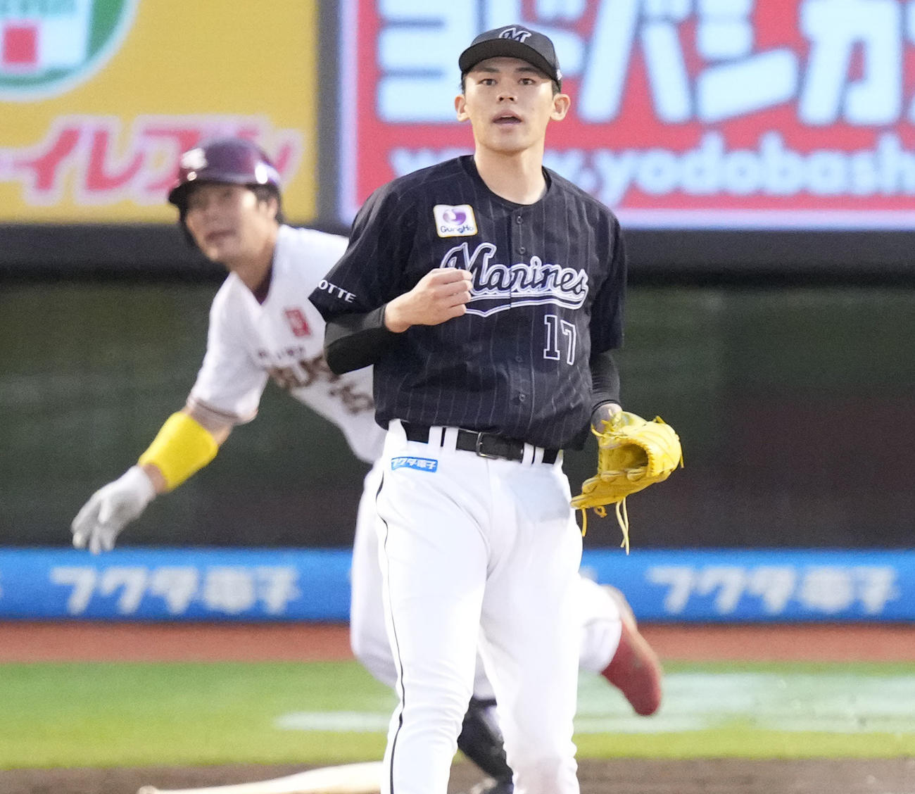 楽天対ロッテ　1回裏楽天2死二塁、島内に中前適時打を浴びる佐々木朗（撮影・鈴木みどり）
