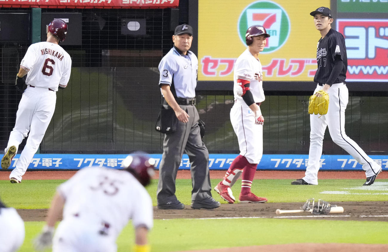 楽天対ロッテ　1回裏楽天2死二塁、島内に中前適時打を浴び、二塁走者西川の生還を許した佐々木朗。島内は二塁アウト（撮影・鈴木みどり）