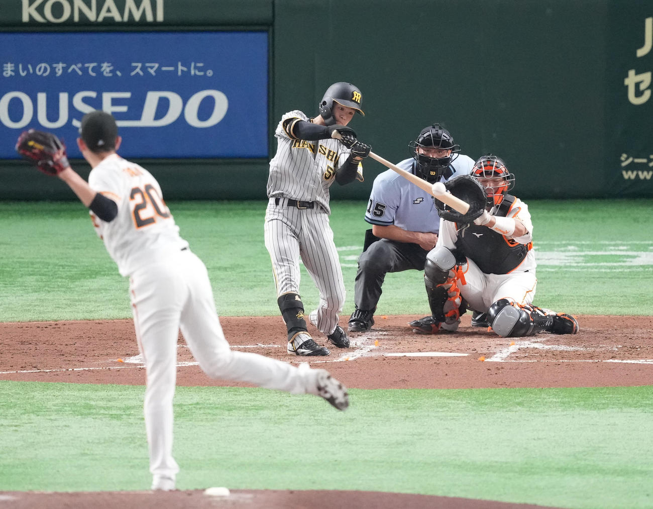 巨人対阪神　3回表阪神2死二塁、中前に先制の適時打を放つ中野。投手戸郷（撮影・菅敏）