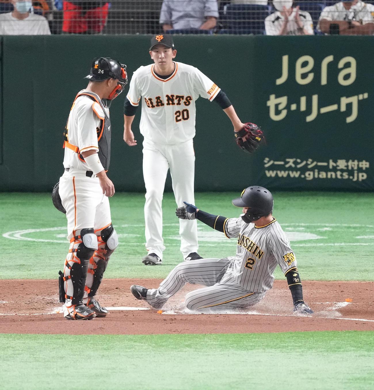 巨人対阪神　3回表阪神2死二塁、中野の先制の適時打で二塁から生還する梅野。中央は戸郷、左は大城（撮影・菅敏）