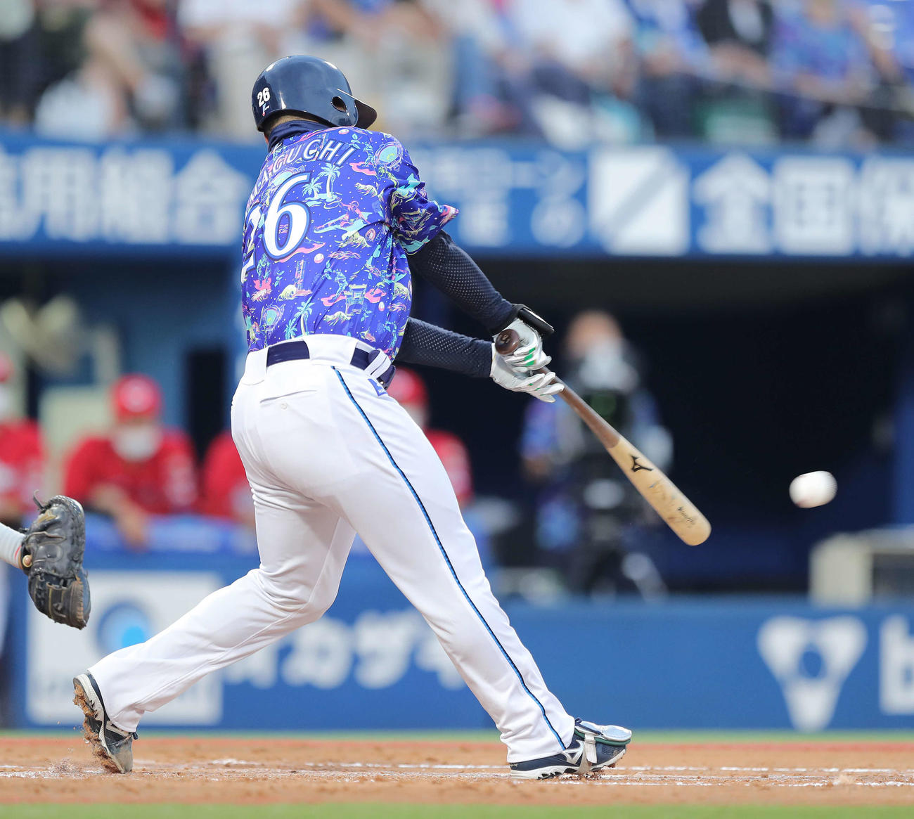 DeNA対広島　2回裏DeNA無死満塁、右前同点適時打を放つ浜口（撮影・河田真司）
