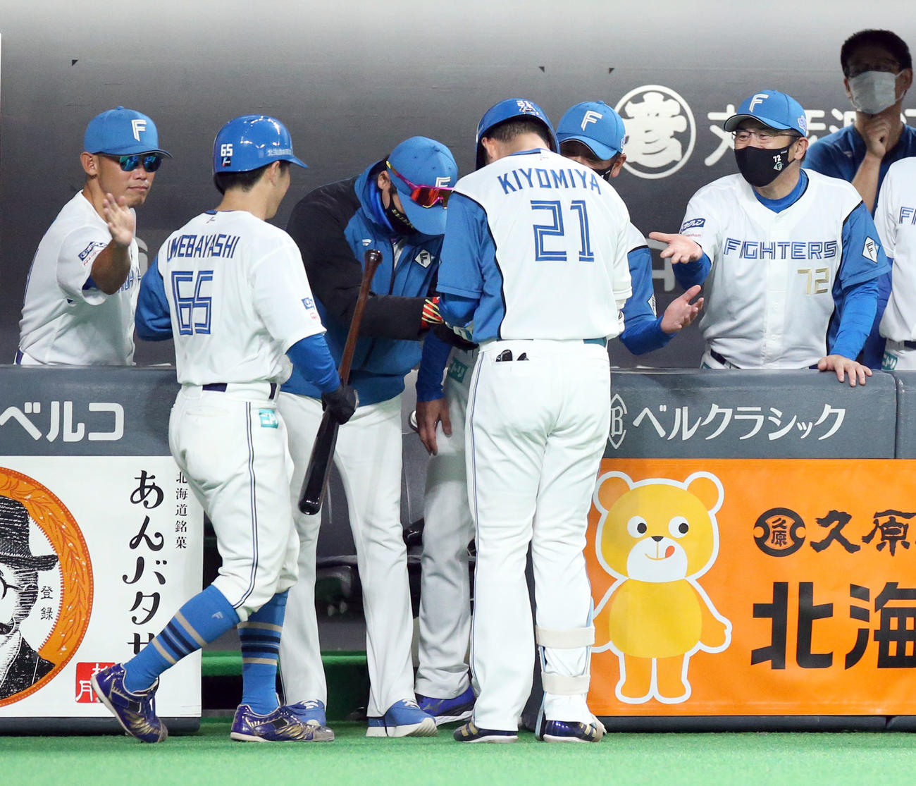 日本ハム対ソフトバンク　3回裏日本ハム2死二塁、新庄監督（左から3人目）は先制となる右越え2点本塁打を放った清宮を出迎える（撮影・佐藤翔太）