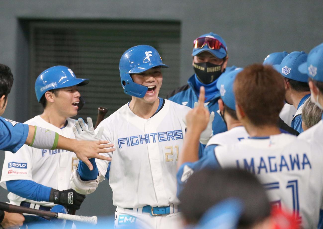 日本ハム対ソフトバンク　3回裏、2点本塁打を放った清宮はチームメートに出迎えられ笑顔（撮影・黒川智章）