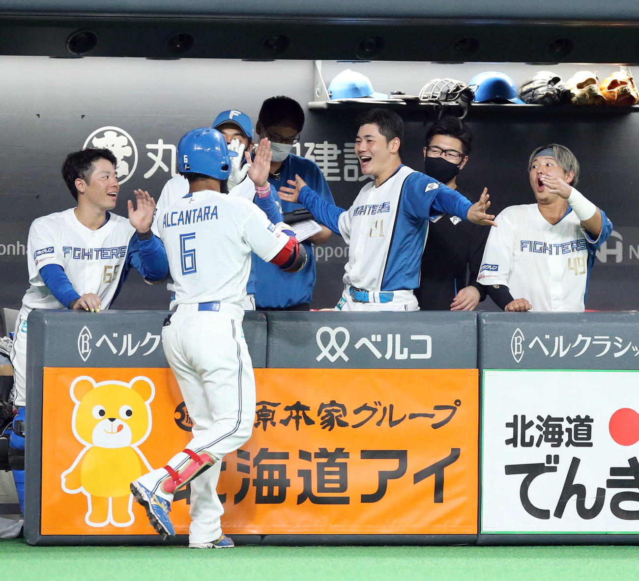日本ハム対ソフトバンク　4回裏日本ハム2死、右越え本塁打を放ったアルカンタラを踊りながら出迎える清宮（右から2人目）（撮影・佐藤翔太）