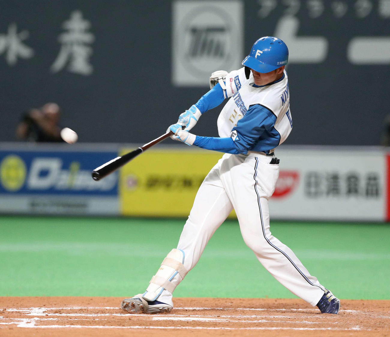 日本ハム対ソフトバンク　8回裏日本ハム2死一塁、右越え2点本塁打を放つ清宮（撮影・黒川智章）