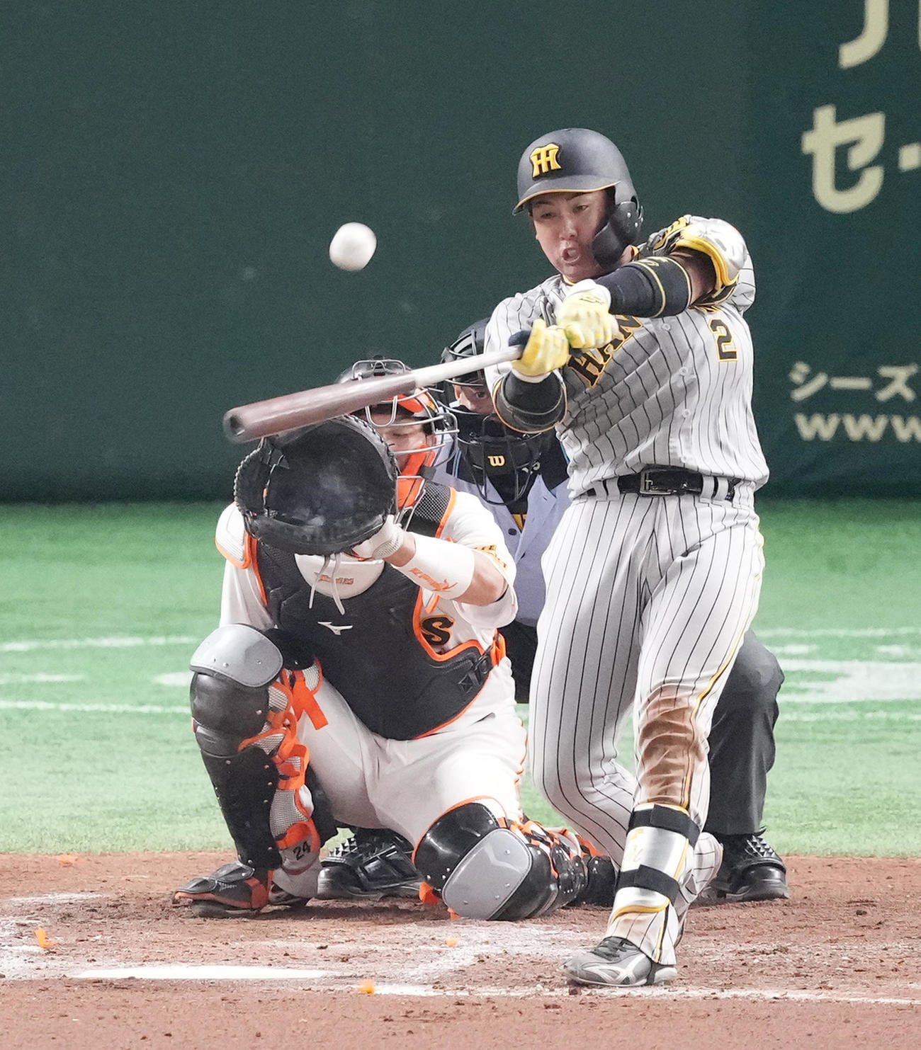 巨人対阪神　5回表阪神1死、左越えソロ本塁打を放つ梅野（撮影・菅敏）