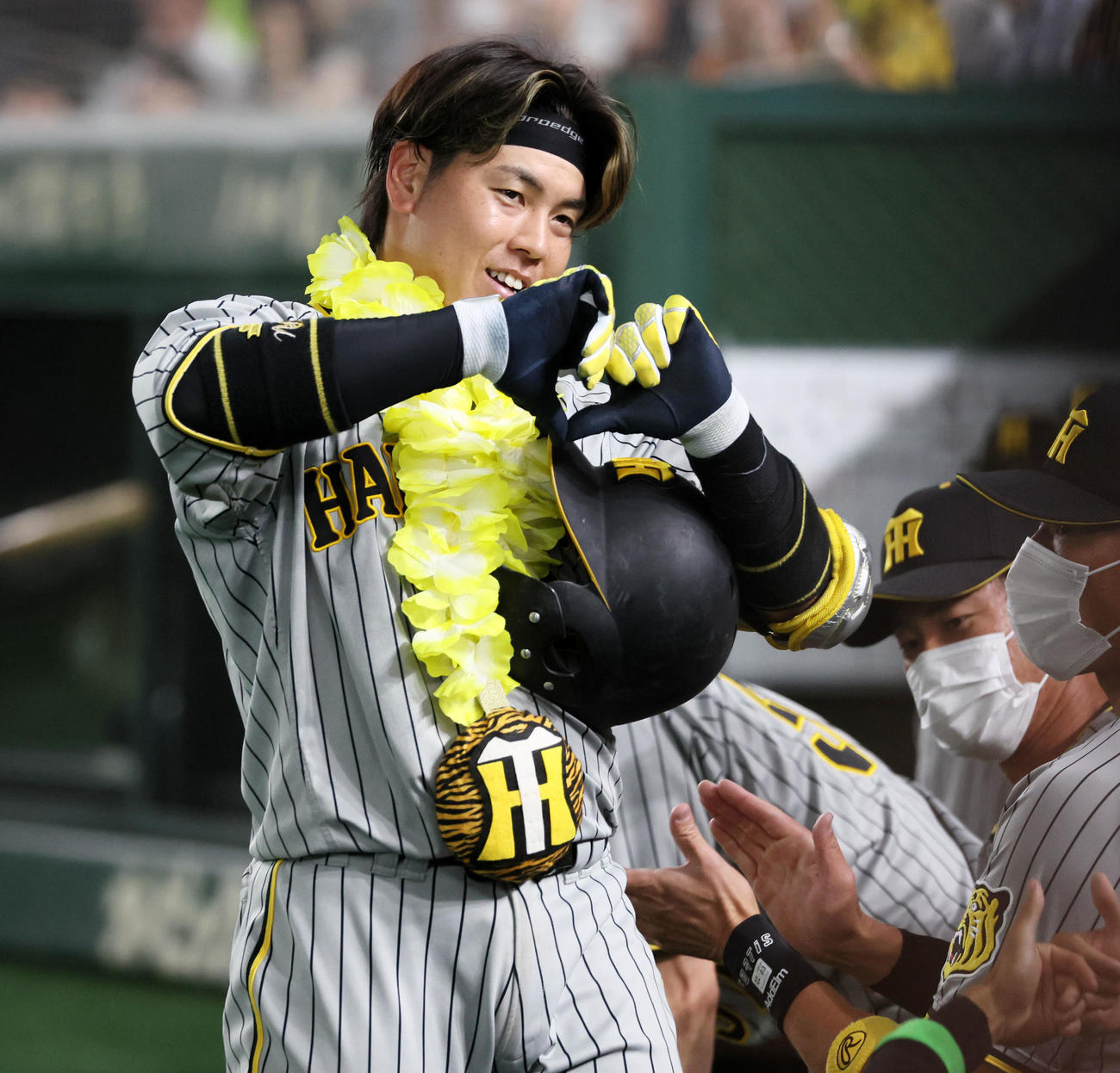 巨人対阪神　5回表阪神1死、梅野は左越えソロ本塁打を放ちベンチ前でU2ハートポーズを見せる（撮影・加藤哉）