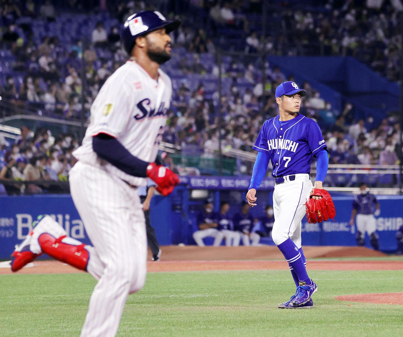 ヤクルト対中日　3回裏ヤクルト無死一、二塁、サンタナ（手前）に右越え3点本塁打を許す根尾（撮影・野上伸悟）