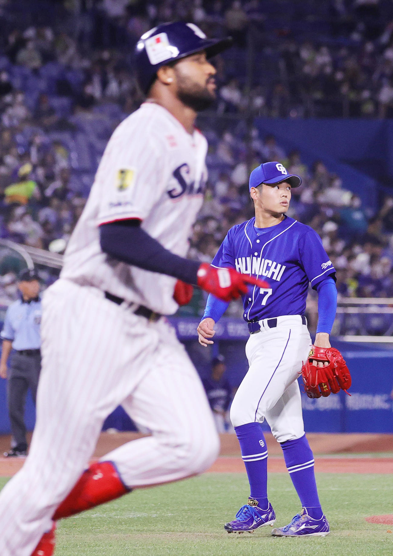 ヤクルト対中日　3回裏ヤクルト無死一、二塁、サンタナ（手前）に右越え3点本塁打を許す根尾（撮影・野上伸悟）