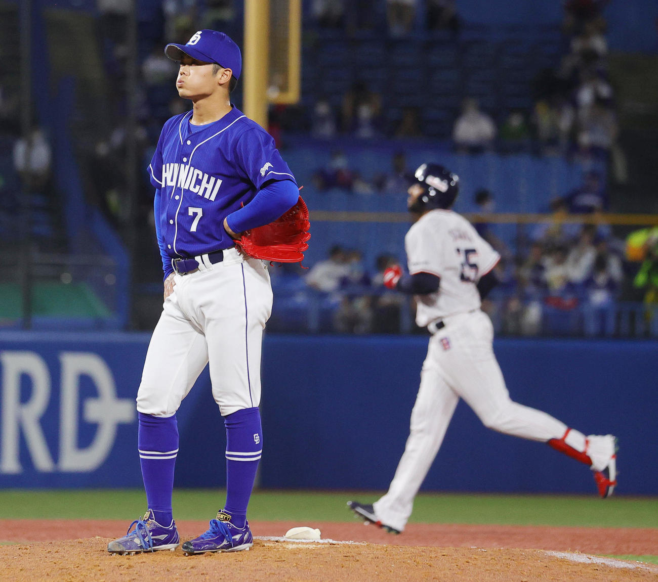 ヤクルト対中日　3回裏ヤクルト無死一、二塁、サンタナ（後方）に右越え3点本塁打を許す根尾（撮影・野上伸悟）