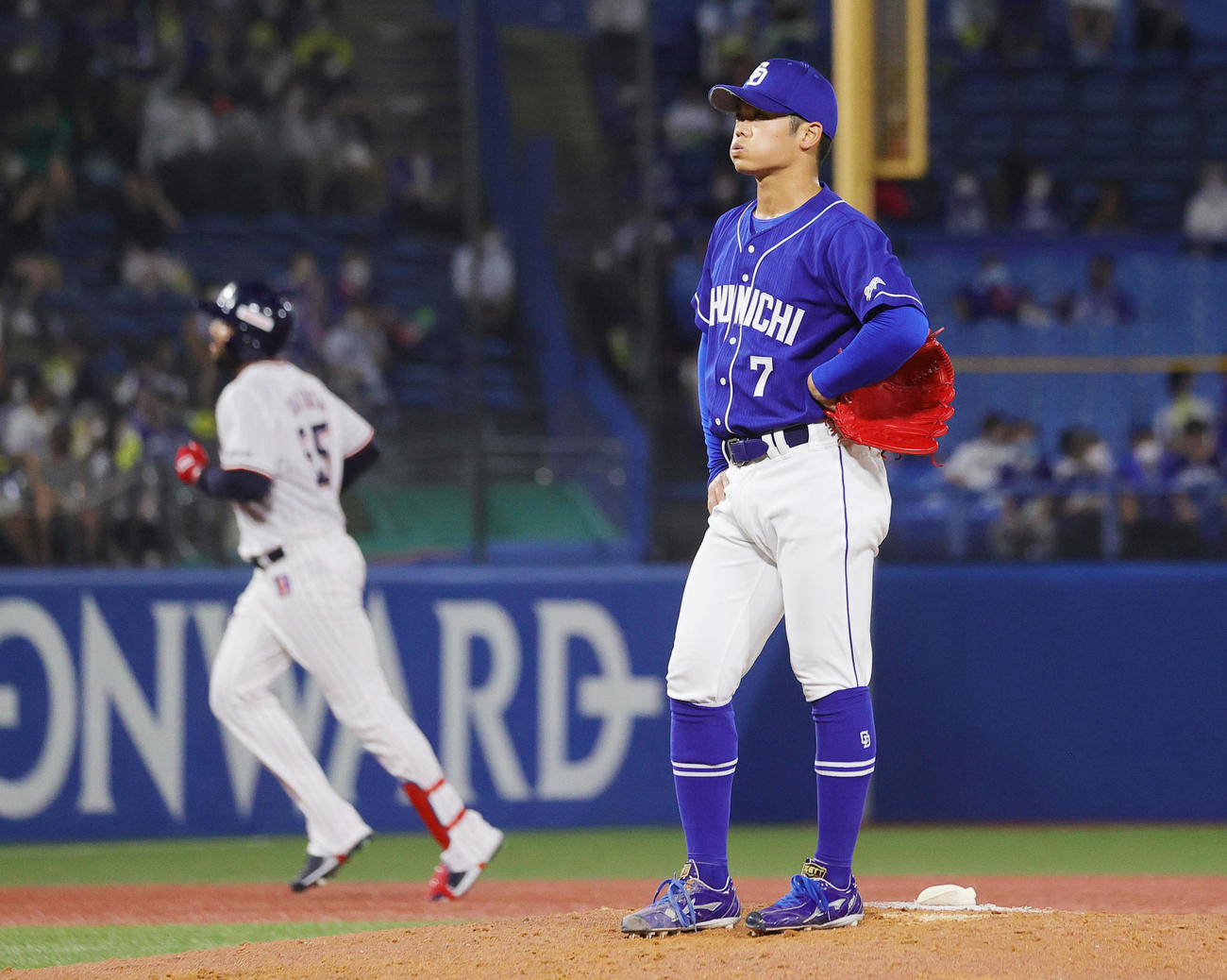 ヤクルト対中日　3回裏ヤクルト無死一、二塁、サンタナ（後方）に右越え3点本塁打を許す根尾（撮影・野上伸悟）