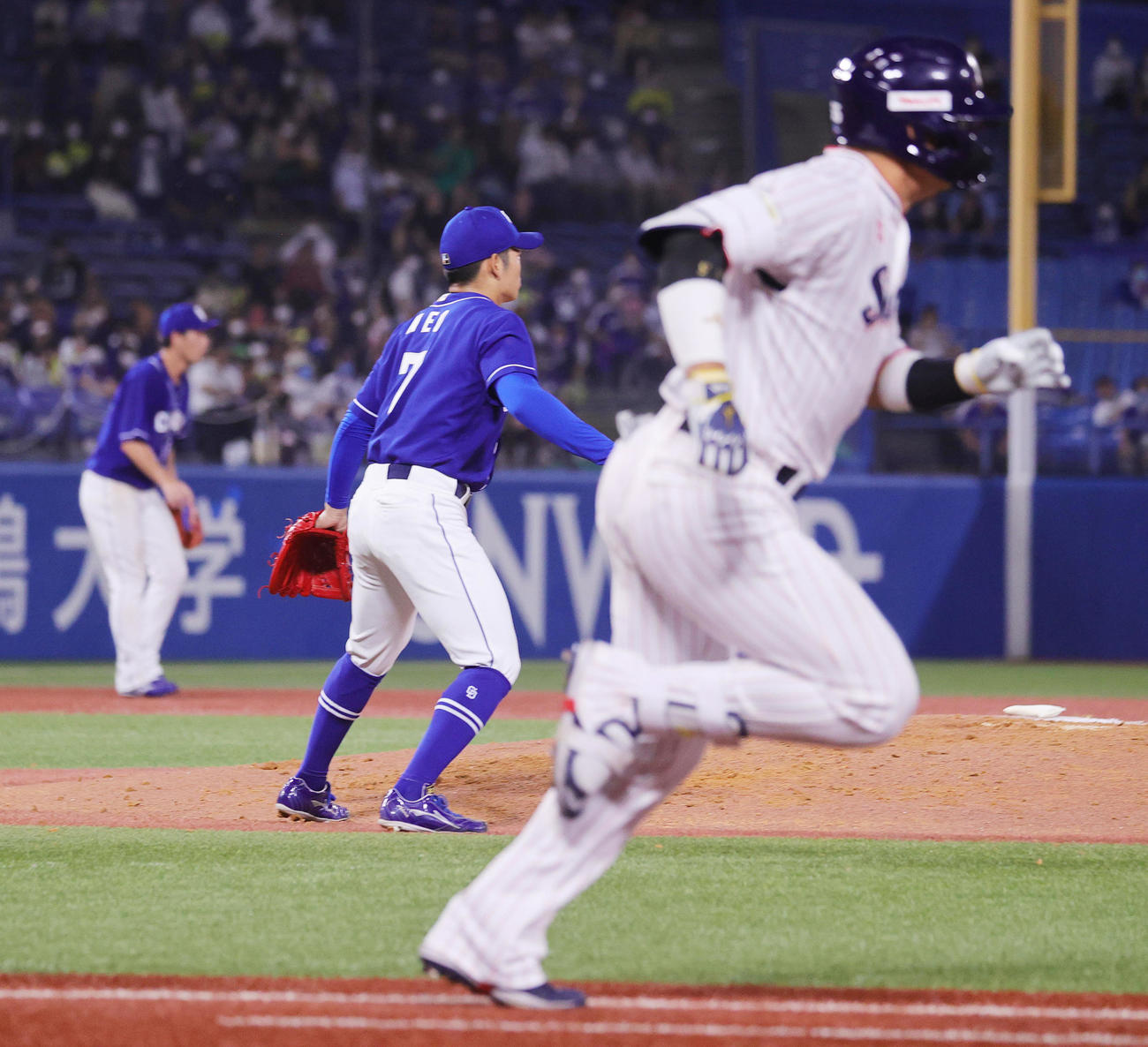 ヤクルト対中日　3回裏ヤクルト無死一塁、村上（手前）を遊ゴロに仕留めたかに見えた根尾だったが、悪送球で出塁される（撮影・野上伸悟）