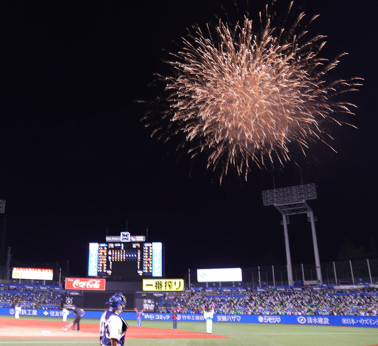 ヤクルト対中日　5回終了後に打ち上げられた花火（撮影・野上伸悟）