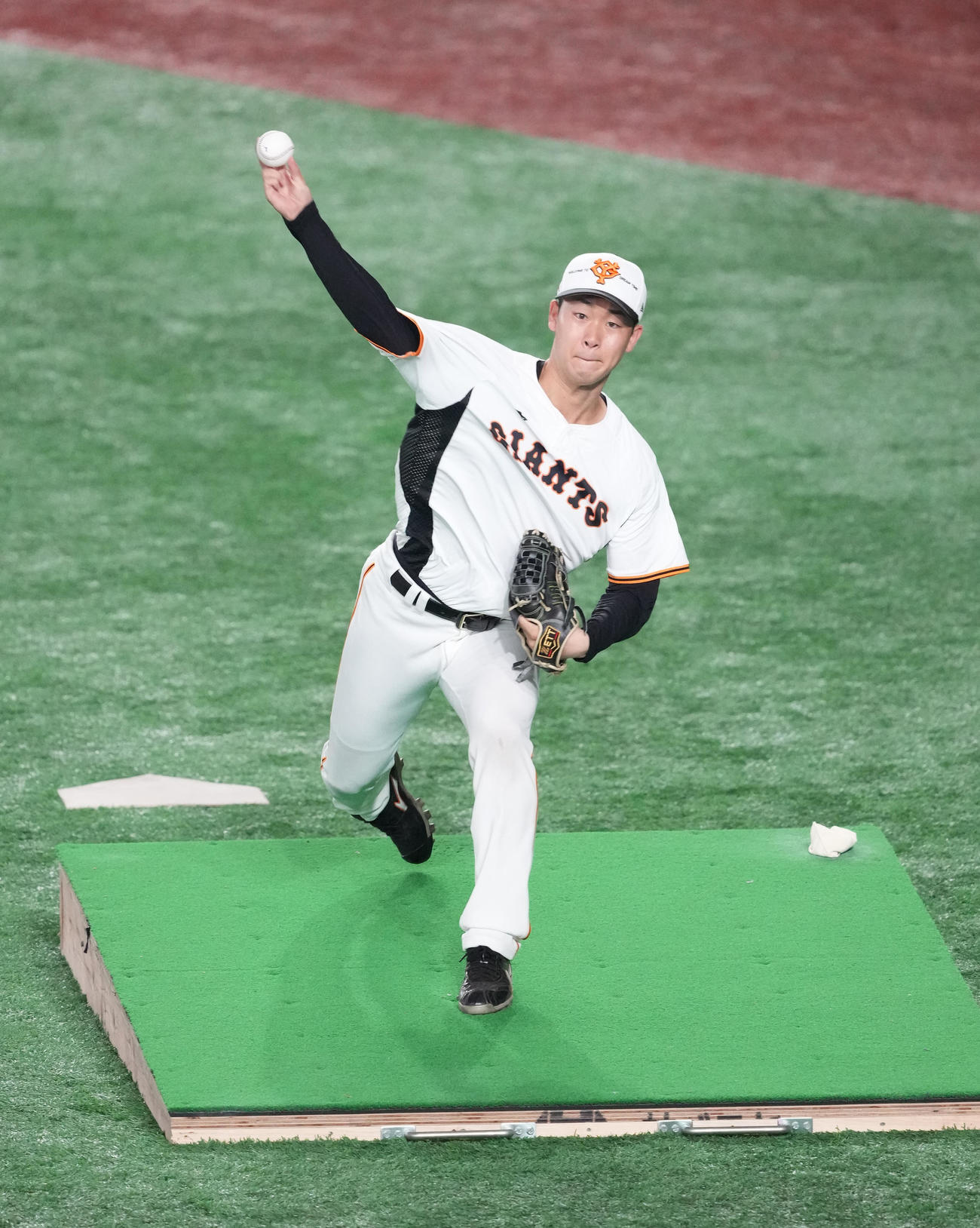 巨人対阪神　試合前、キャッチボールで調整する巨人山崎伊（撮影・菅敏）