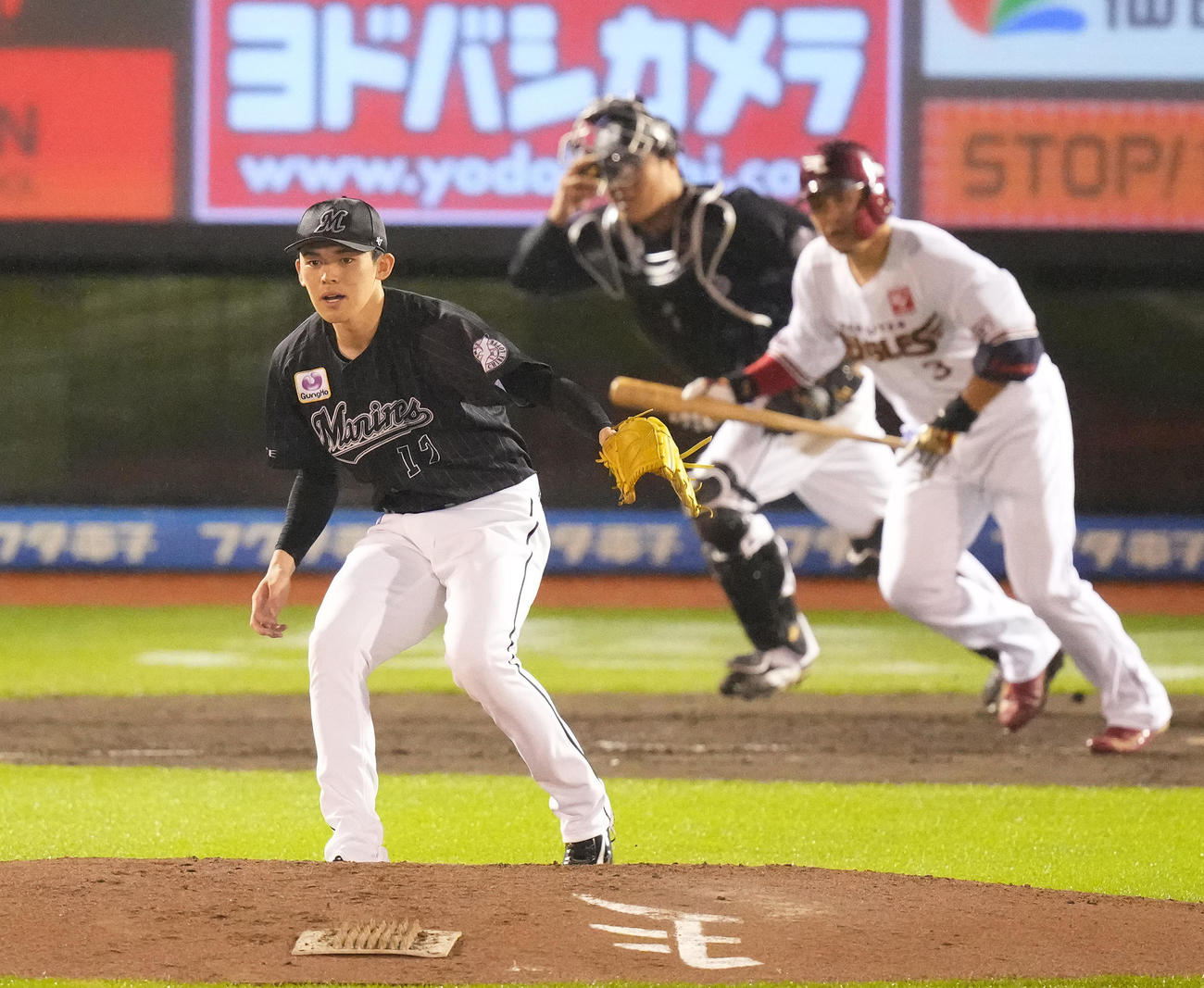 楽天対ロッテ　4回裏楽天無死一塁、浅村を二ゴロ併殺に仕留める佐々木朗（撮影・鈴木みどり）