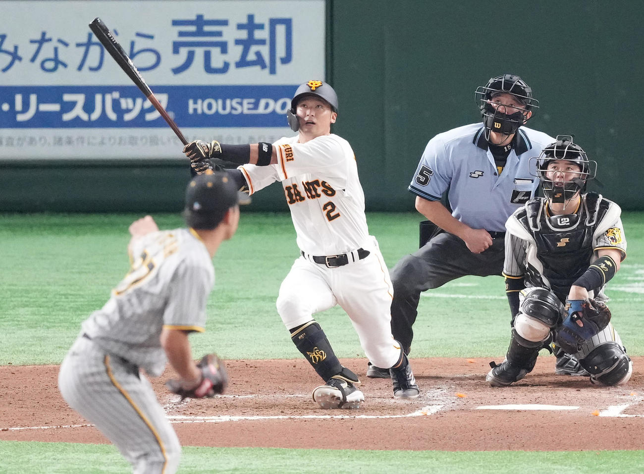 巨人対阪神　6回裏巨人1死、右中間にソロ本塁打を放つ吉川尚。投手伊藤将（撮影・菅敏）