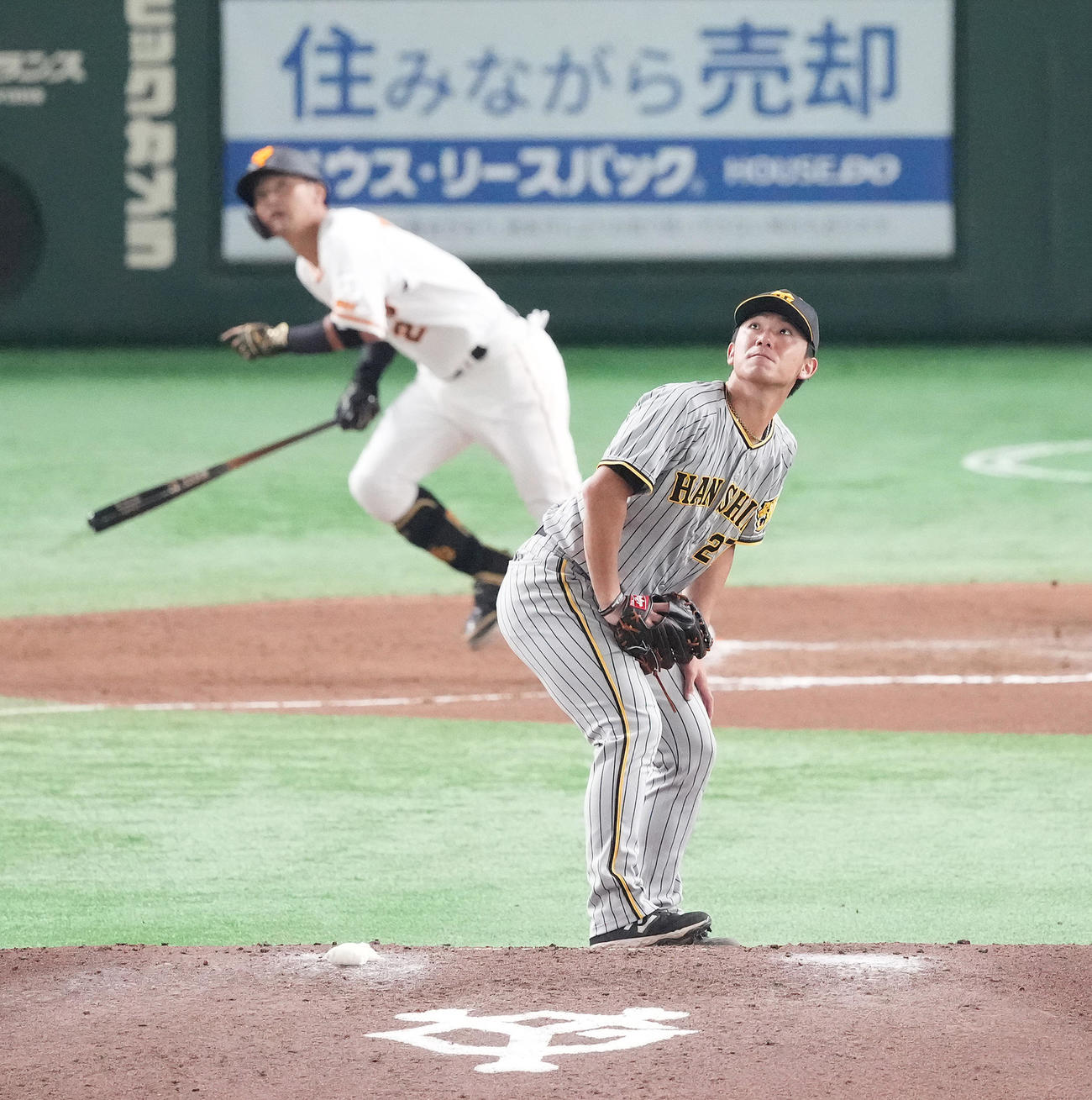 巨人対阪神　6回裏巨人1死、吉川尚（奥）にソロ本塁打を打たれる伊藤将（撮影・菅敏）