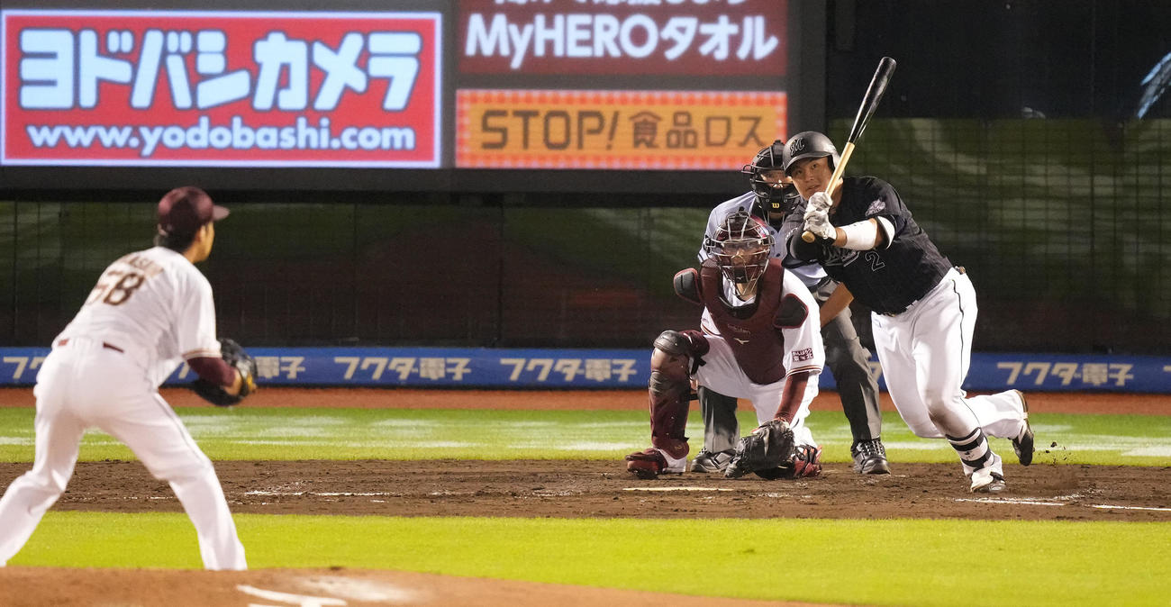 楽天対ロッテ　4回表ロッテ2死二塁、中前適時打を放つ松川。投手辛島（撮影・鈴木みどり）