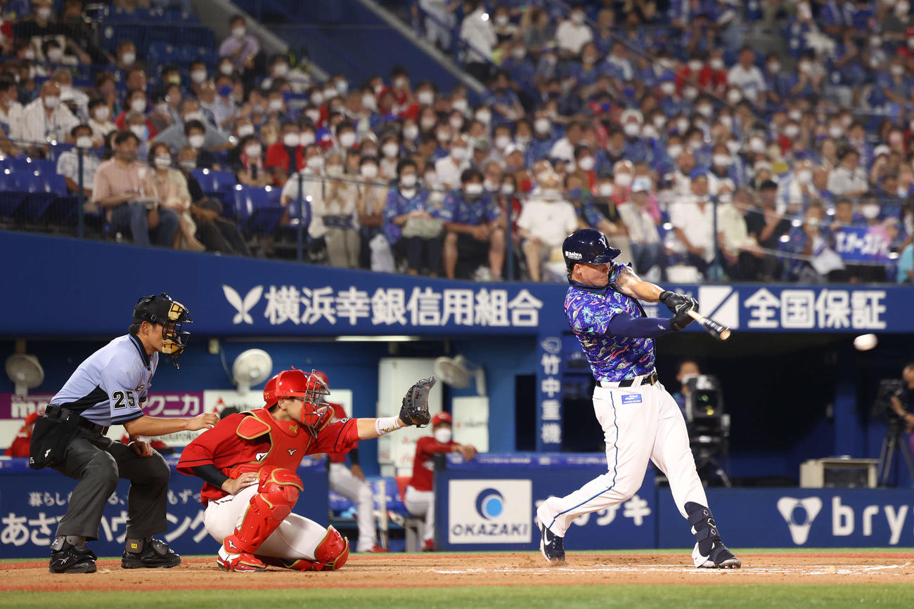 DeNA対広島　6回裏DeNA1死二塁、中前適時打を放つオースティン（撮影・河田真司）