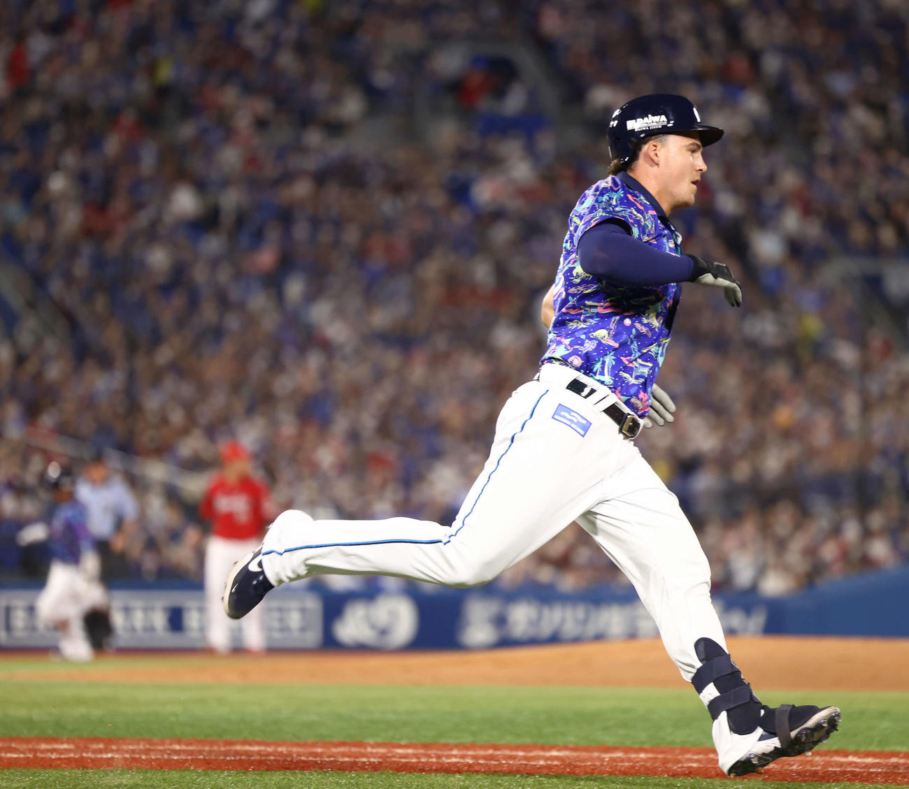 DeNA対広島　6回裏DeNA1死二塁、中前適時打を放つオースティン（撮影・河田真司）