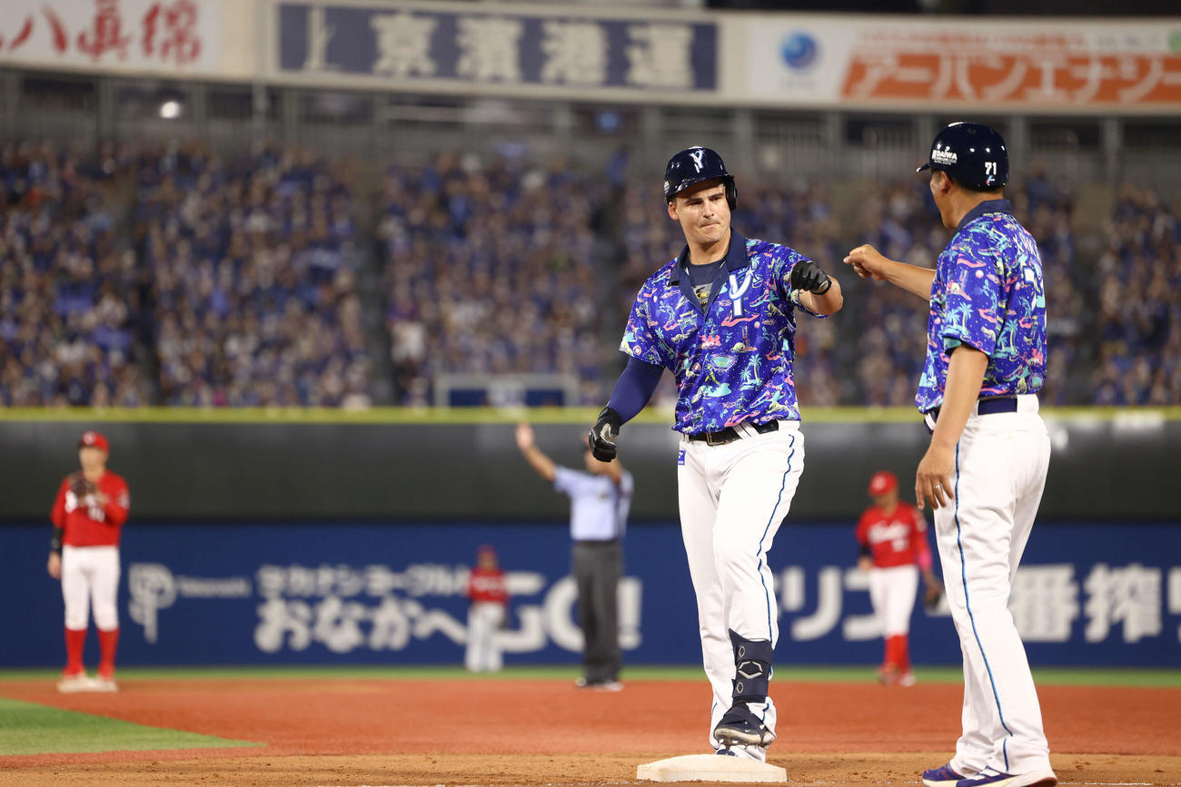 DeNA対広島　6回裏DeNA1死二塁、中前適時打で出塁するオースティン（撮影・河田真司）