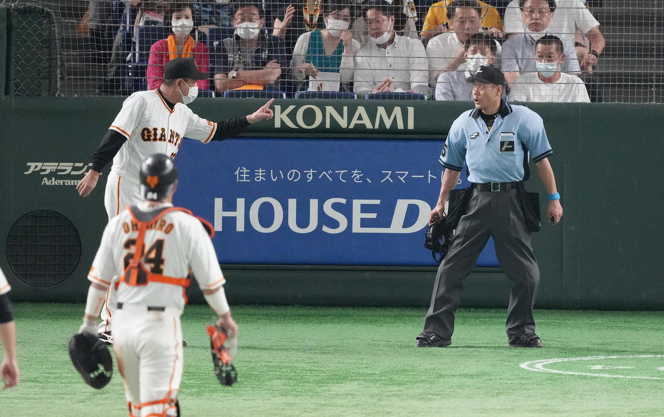 巨人対阪神　7回表阪神1死一塁、梅野隆太郎の内野ゴロで二塁に滑り込んだ一塁走者熊谷（右）と吉川尚が交錯した際、守備妨害ではないかとリクエストする原監督（撮影・菅敏）
