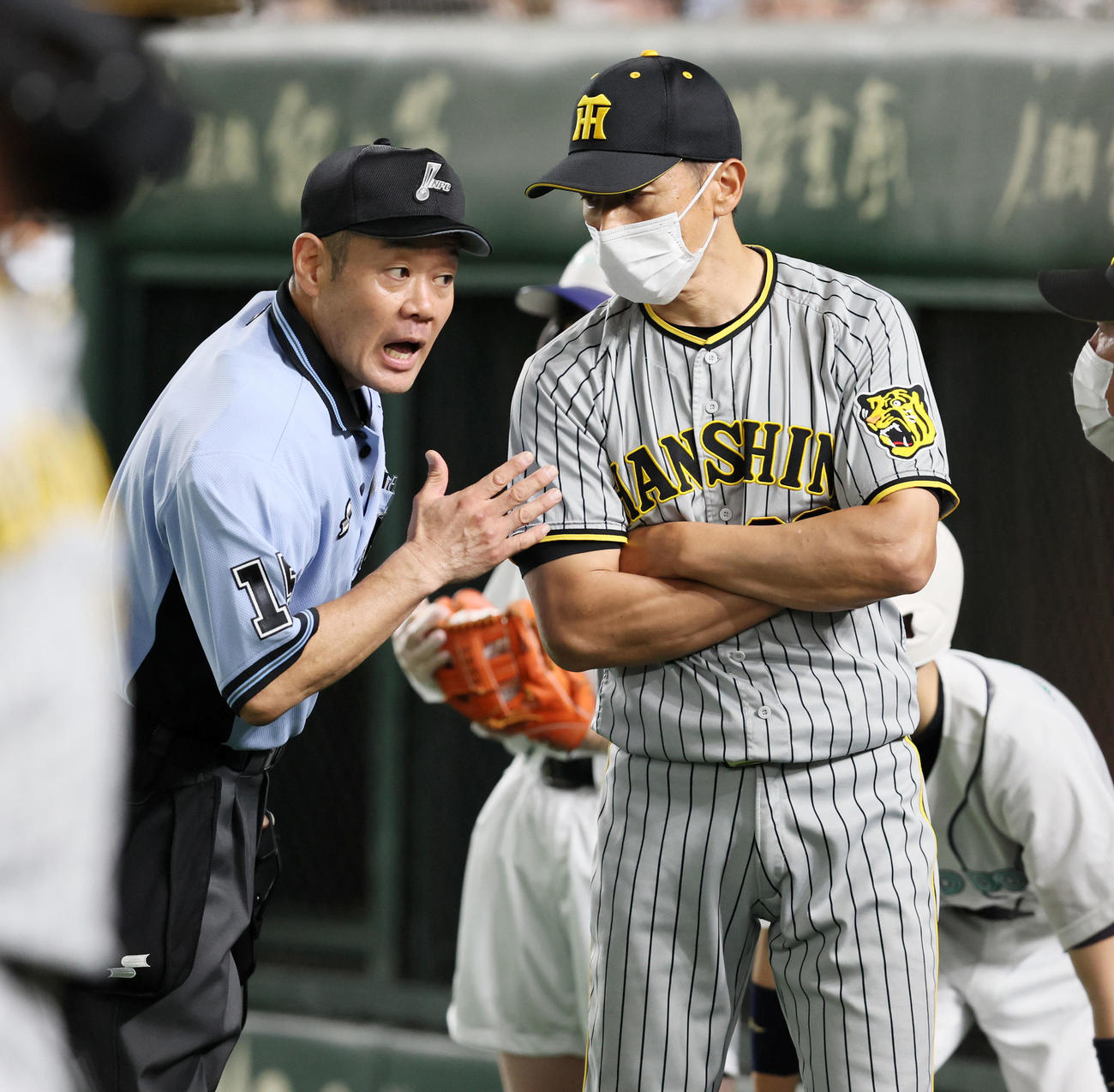 巨人対阪神　7回表阪神1死一塁、矢野監督は審判員と話す（撮影・加藤哉）