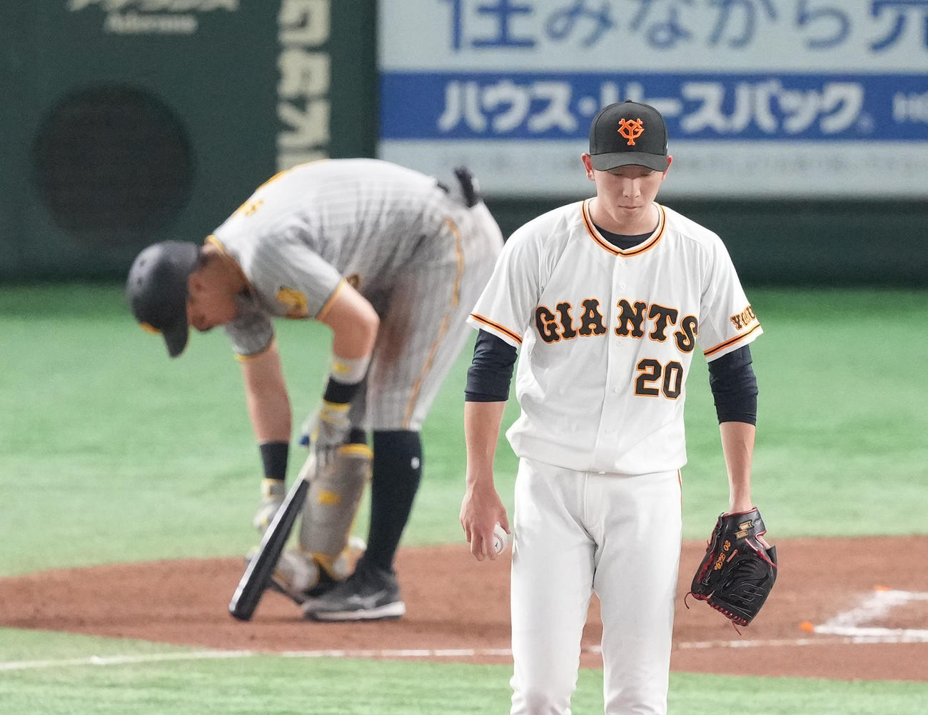 巨人対阪神　6回表阪神2死、佐藤輝（左）に四球を許す戸郷（撮影・菅敏）