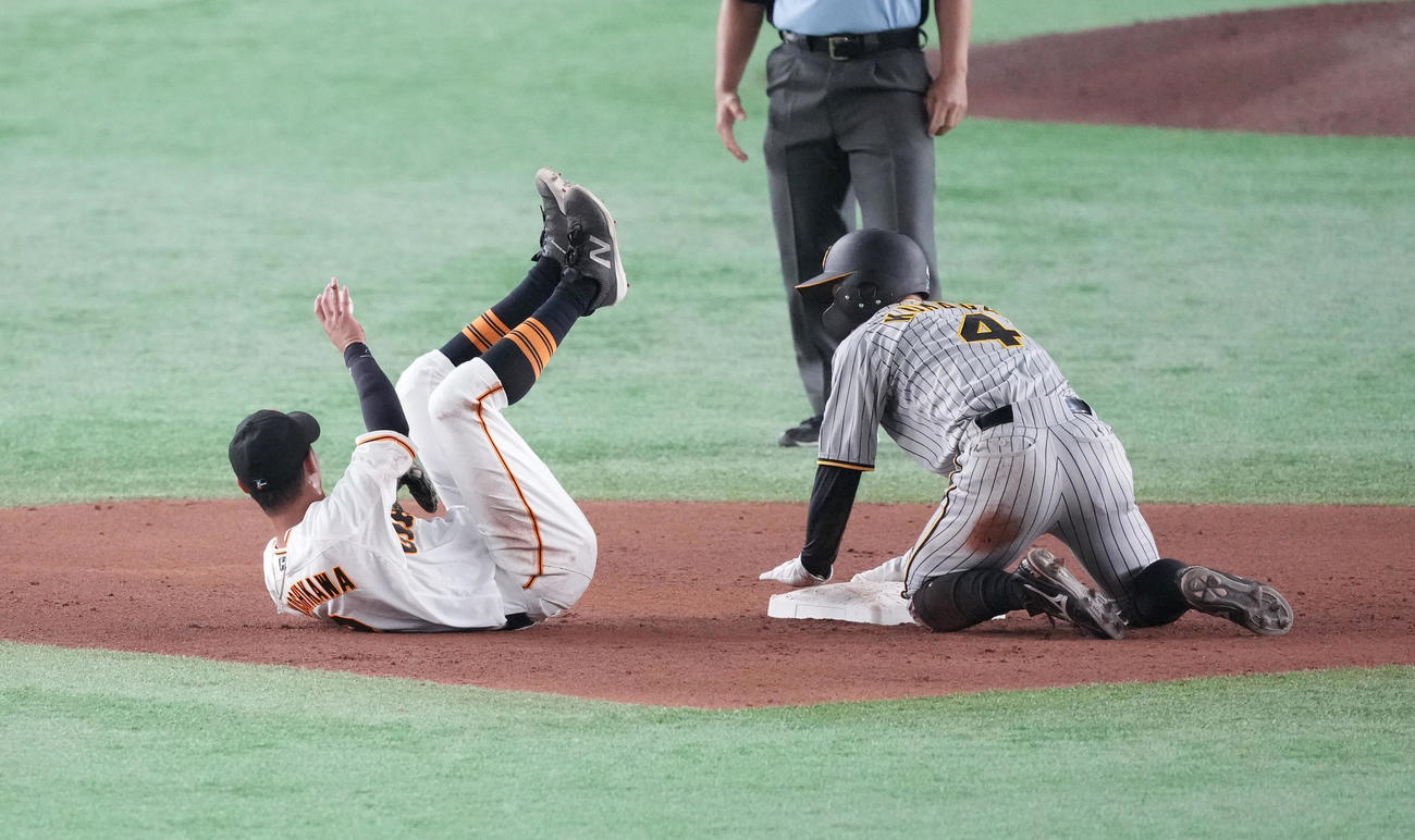 巨人対阪神　7回表阪神1死一塁、梅野の内野ゴロで二塁に滑り込んだ一塁走者熊谷（右）と吉川尚が交錯する（撮影・菅敏）