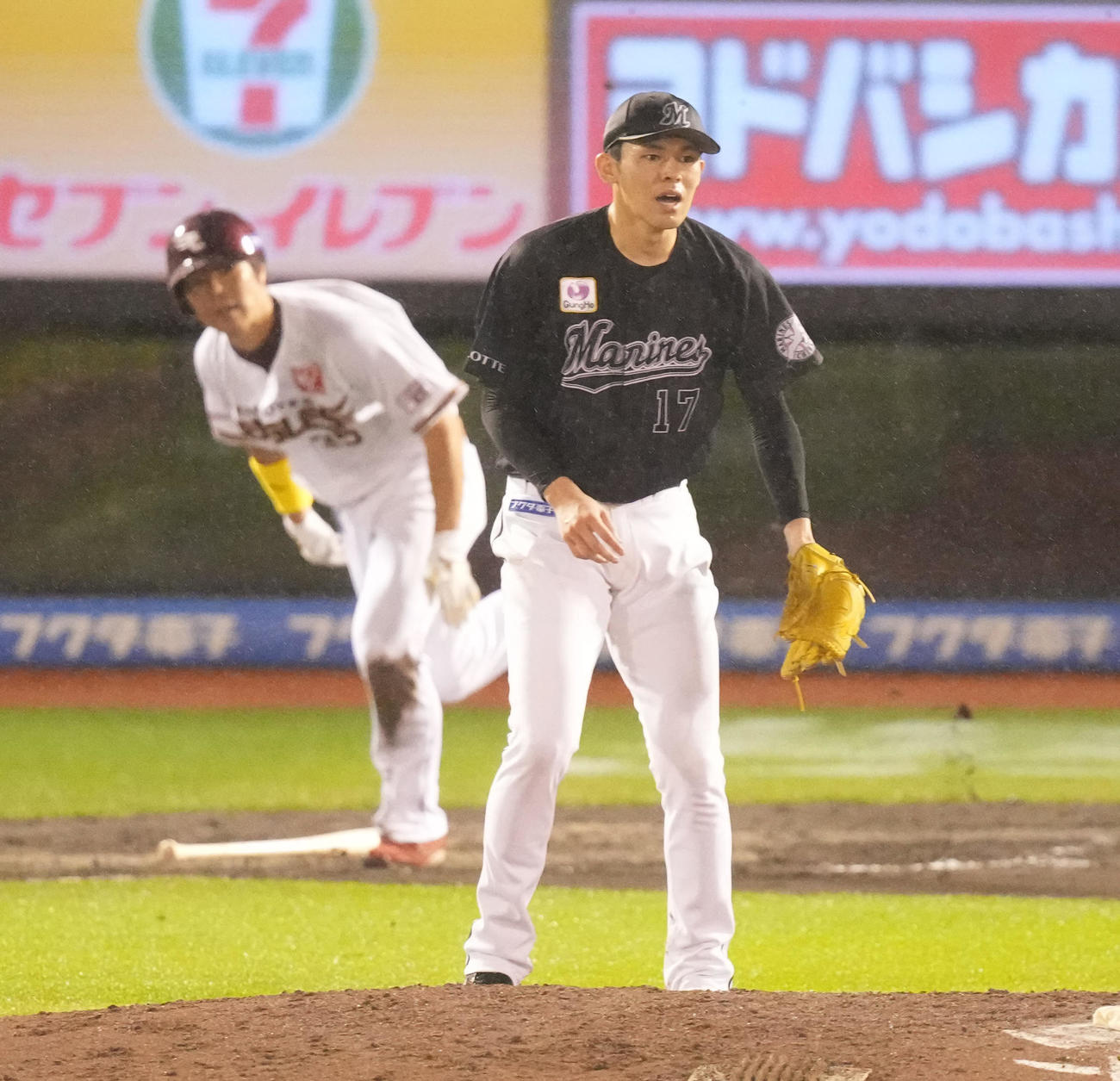 楽天対ロッテ　6回裏楽天1死満塁、島内に左2点適時打を浴びる佐々木朗（撮影・鈴木みどり）