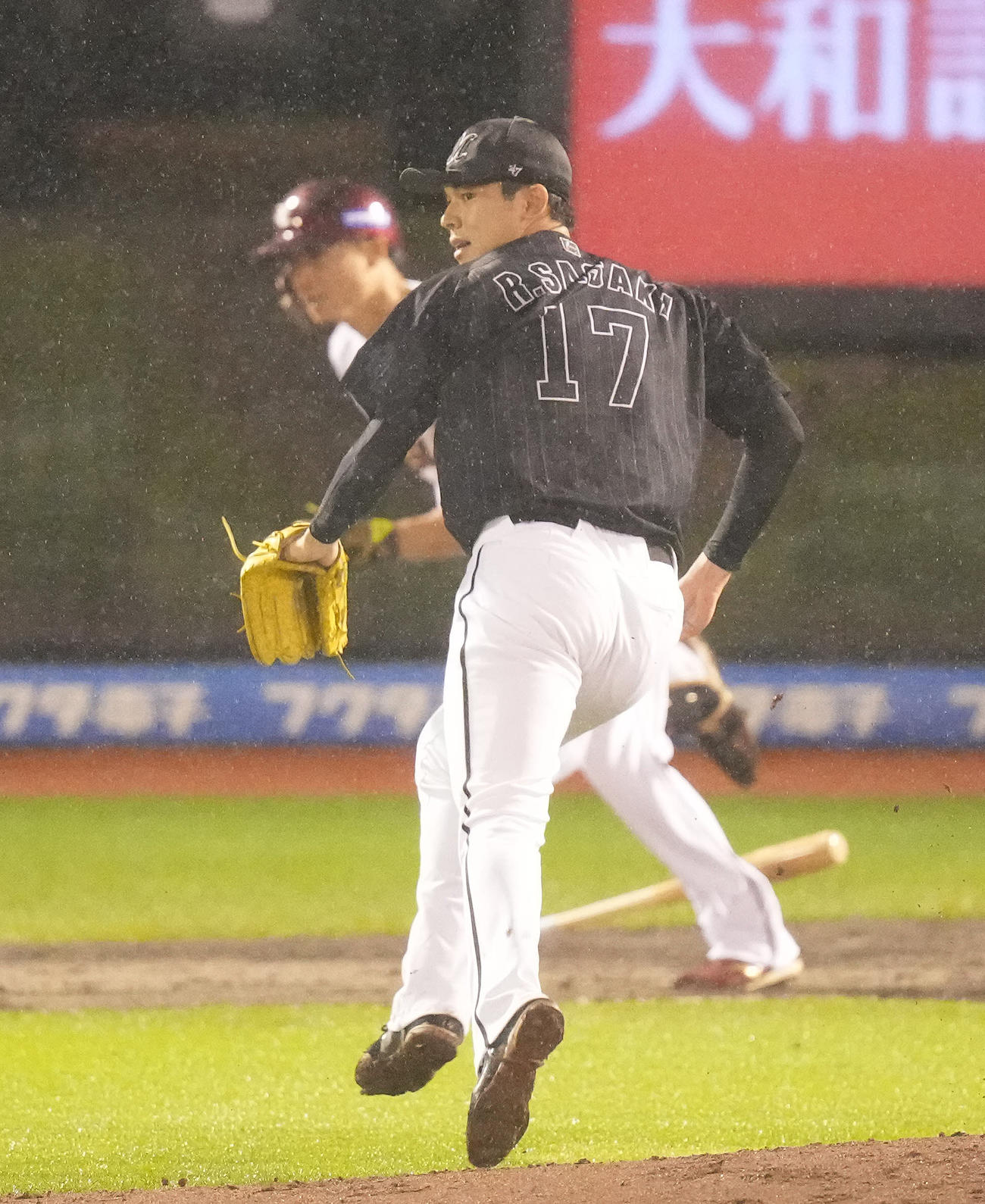 楽天対ロッテ　6回裏楽天1死二塁、西川に右前適時打を許す佐々木朗（撮影・鈴木みどり）