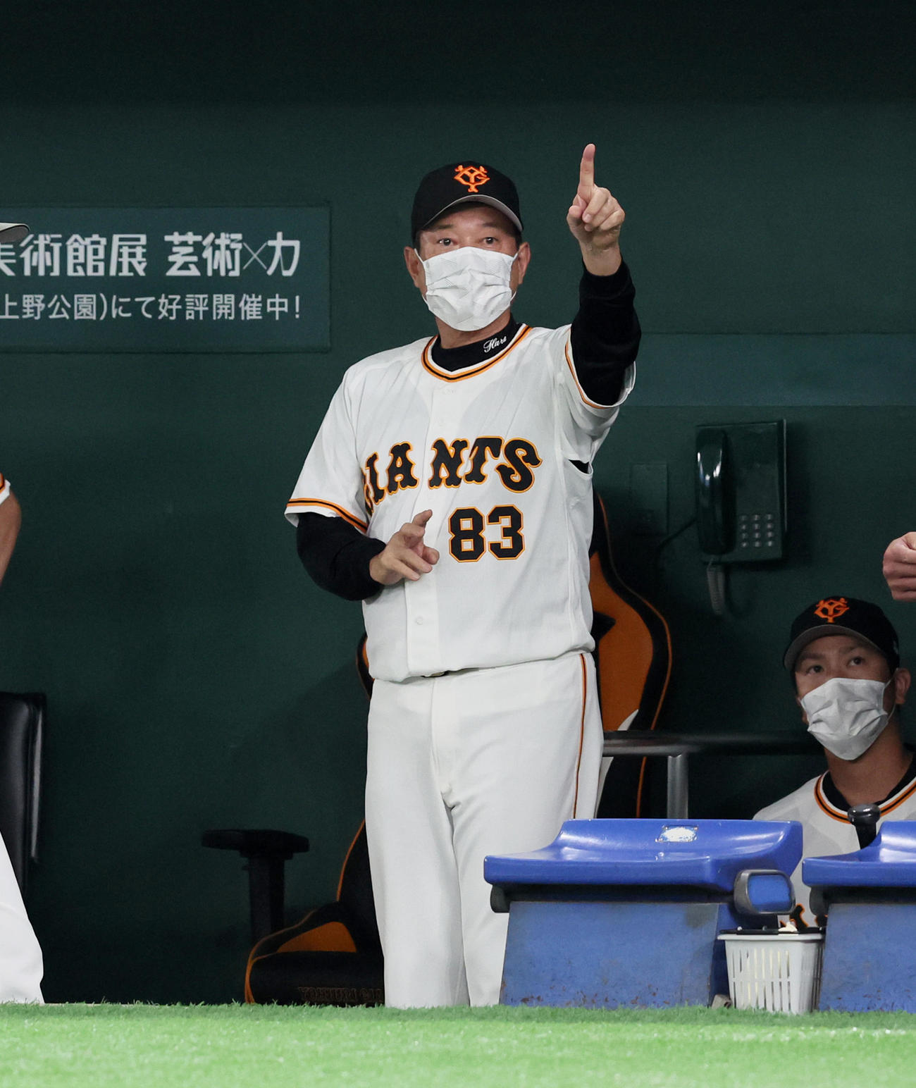 巨人対阪神　7回表阪神1死一塁、原監督は一塁走者熊谷の走塁についてリクエストする（撮影・加藤哉）