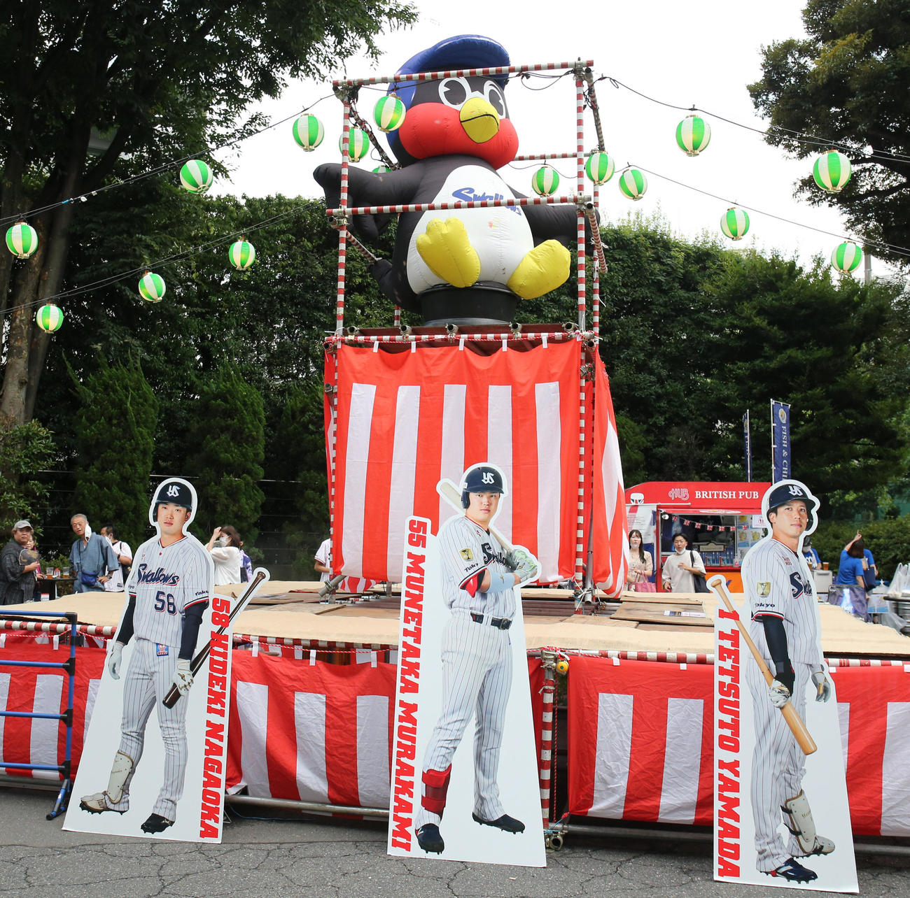 ヤクルト対中日　球場正面に設置されたつば九郎の盆踊りやぐら（撮影・野上伸悟）