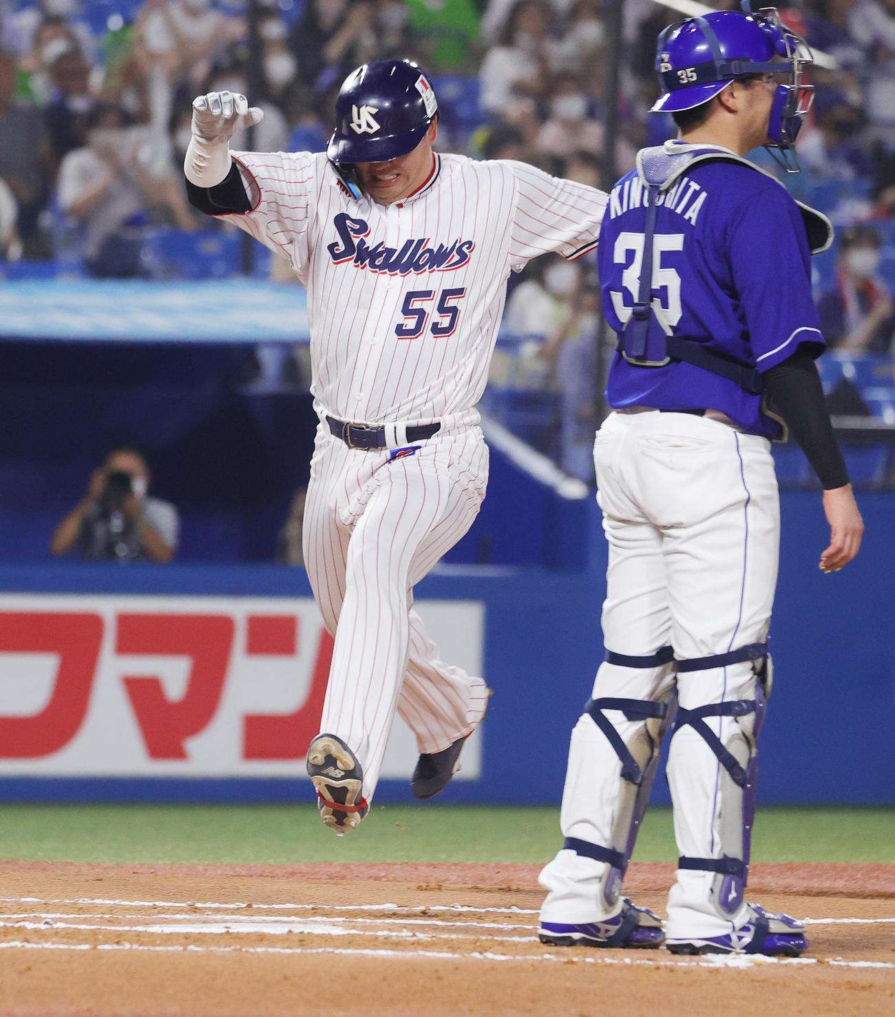 ヤクルト対中日　6回裏ヤクルト無死一塁、ドミンゴ・サンタナの中適時二塁打で生還する村上（撮影・野上伸悟）