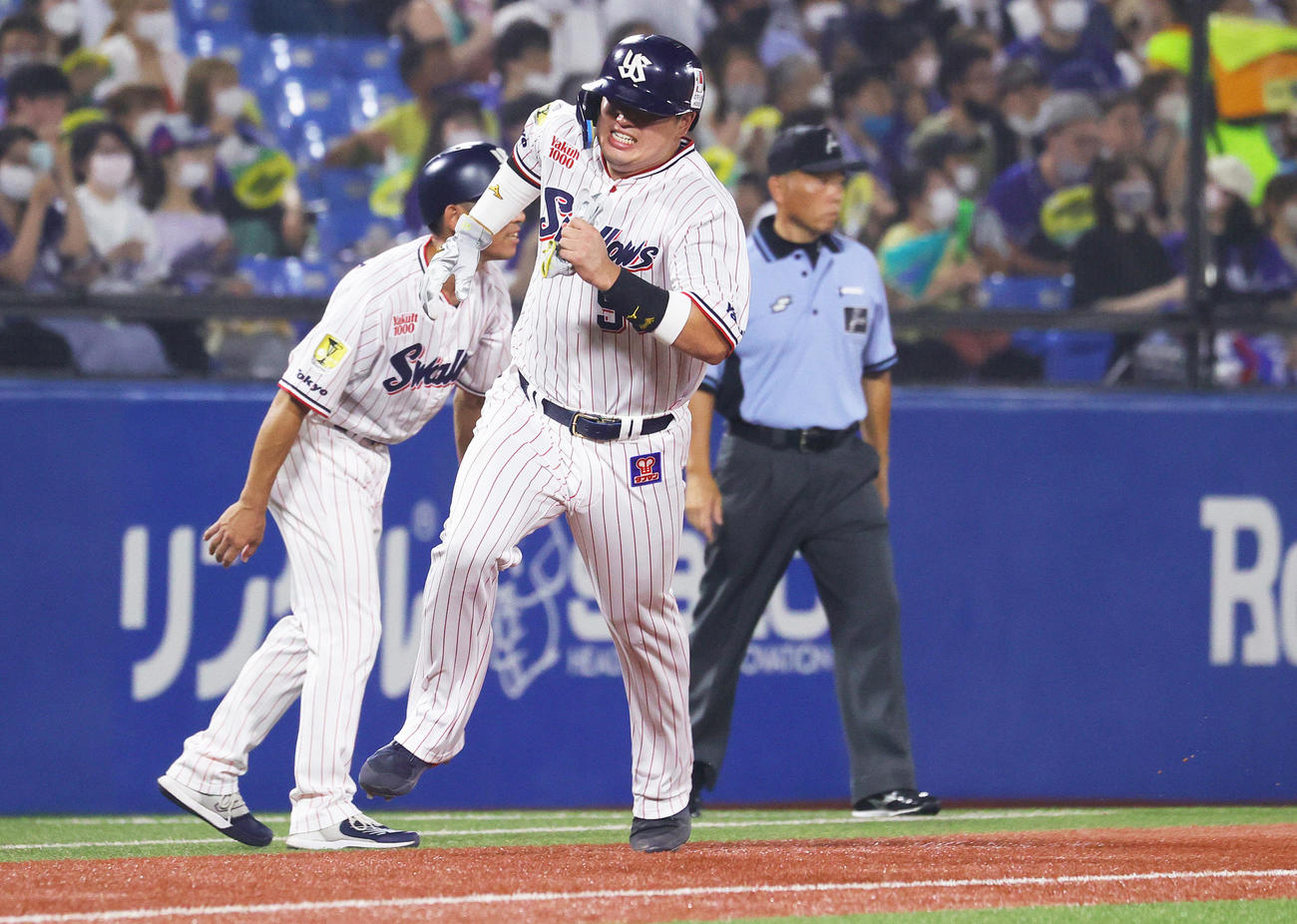 ヤクルト対中日　6回裏ヤクルト無死一塁、ドミンゴ・サンタナの中適時二塁打で生還する村上（撮影・野上伸悟）