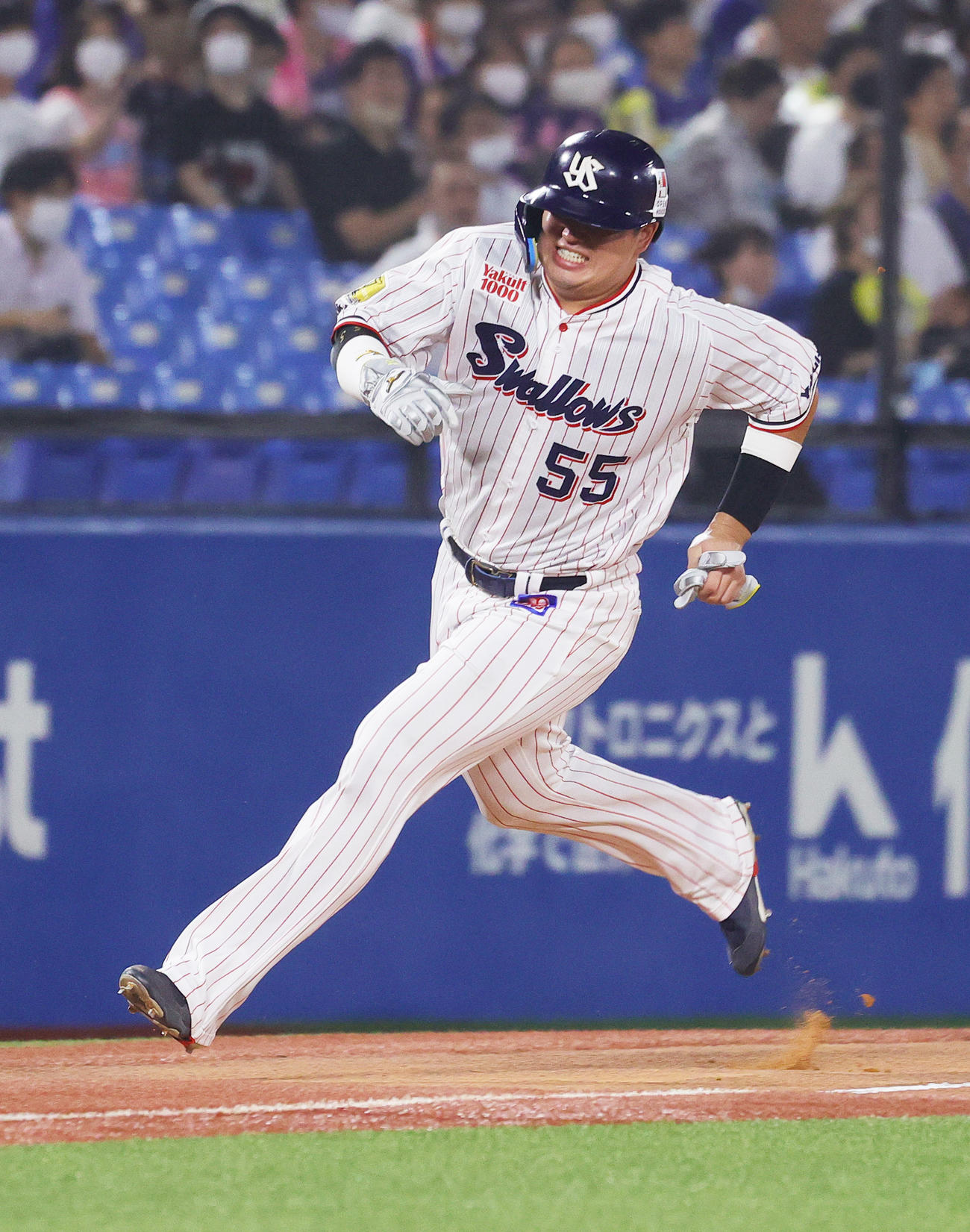 ヤクルト対中日　6回裏ヤクルト無死一塁、ドミンゴ・サンタナの中適時二塁打で生還する村上（撮影・野上伸悟）