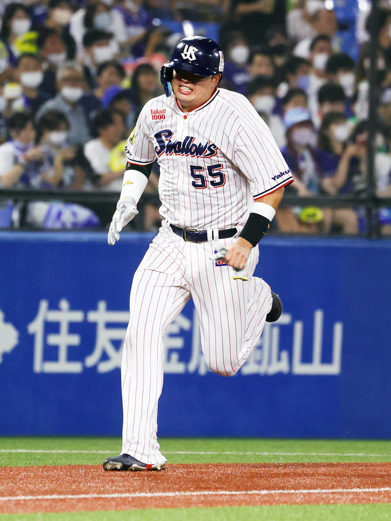 ヤクルト対中日　6回裏ヤクルト無死一塁、ドミンゴ・サンタナの中適時二塁打で生還する村上（撮影・野上伸悟）